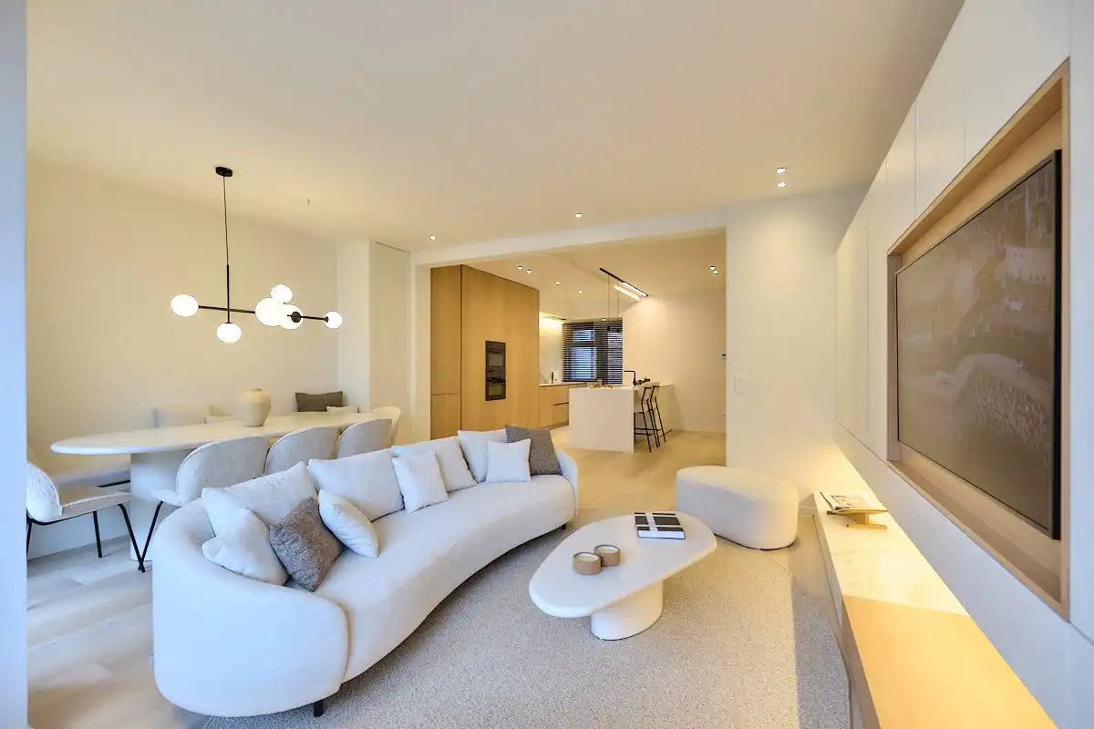 Gerenoveerd appartement met 4 slpks. en zijdelings zeezicht foto 2