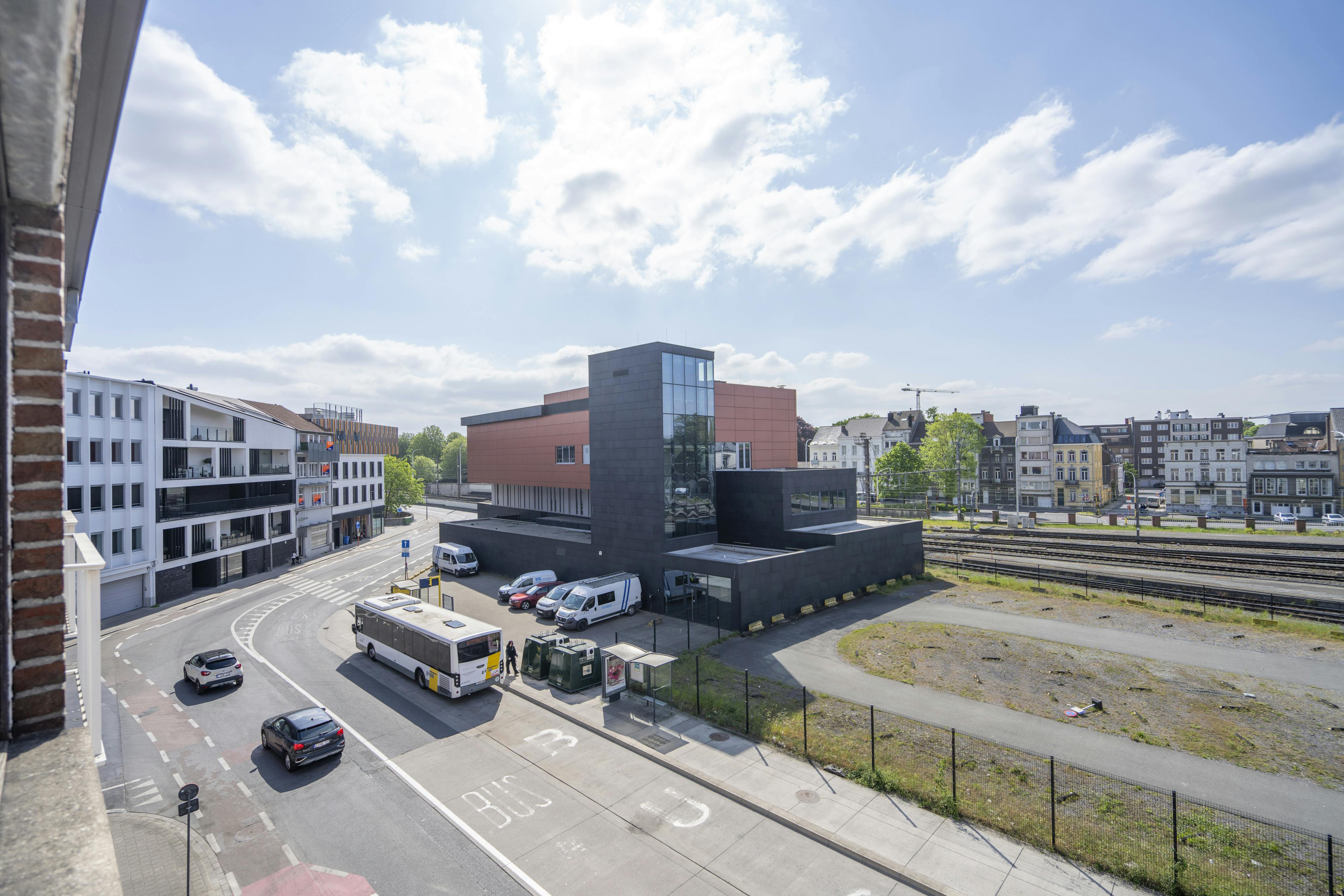Ruim 3-slaapkamer-appartement met centrale ligging te koop in Kortrijk foto 13