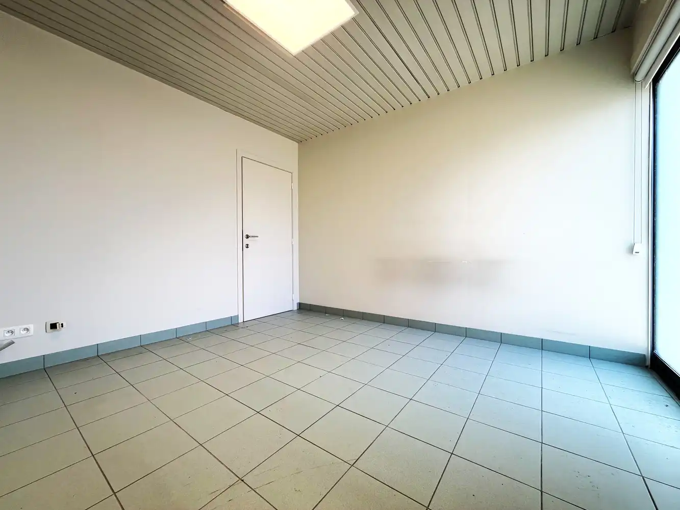 Ruim handelspand (161m²) op topligging in Torhout! foto 16