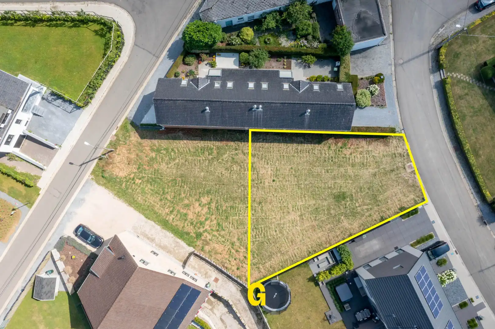 Landelijk en rustig gelegen perceel bouwgrond bestemd voor halfopen bebouwing, op 4a 44ca, vlakbij het centrum van Hoeselt foto {{pictureIndex}}