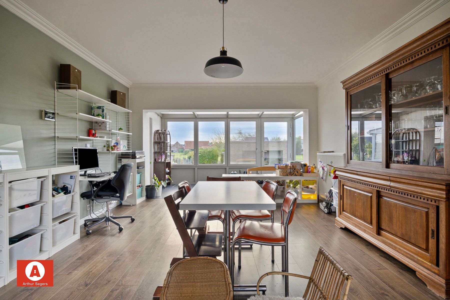 Halfopen woning in doodlopende, rustige straat foto 7