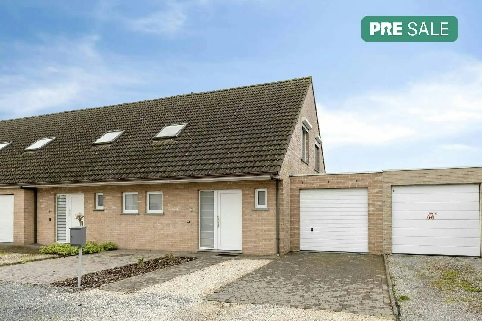 Instapklaar halfopen huis met 4 kamers te koop in Waregem foto {{pictureIndex}}