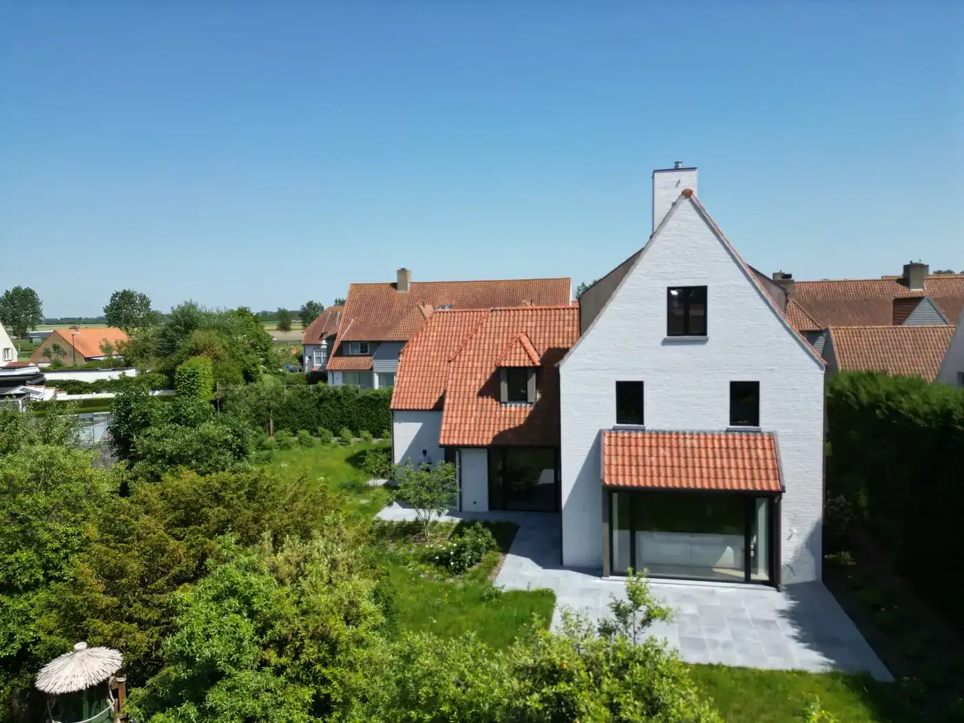 Alleenstaande nieuwbouwvilla met aangename volumes foto {{pictureIndex}}