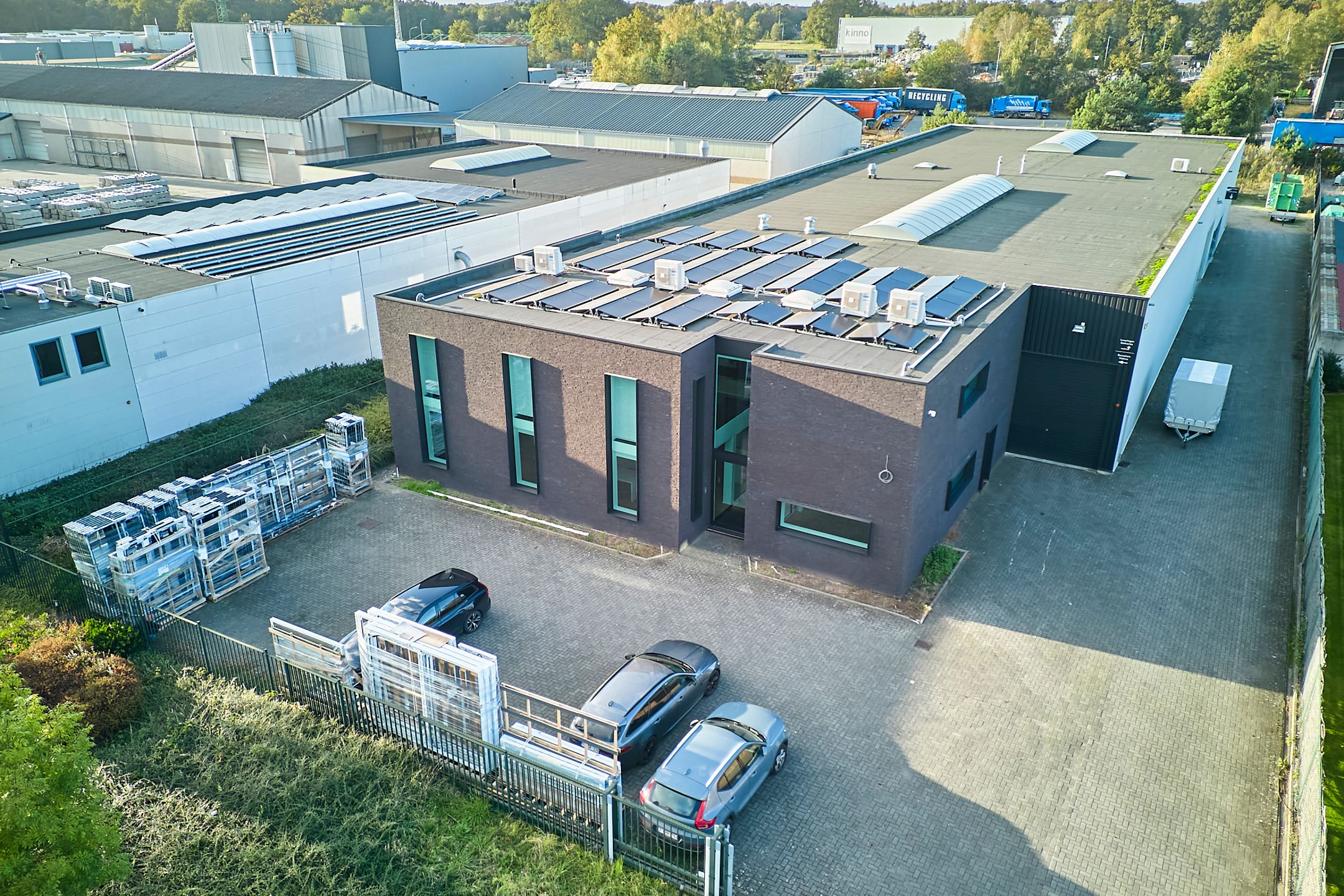 MODERN ENERGIEZUINIG BEDRIJFSGEBOUW MET BUTENTERREIN foto 1