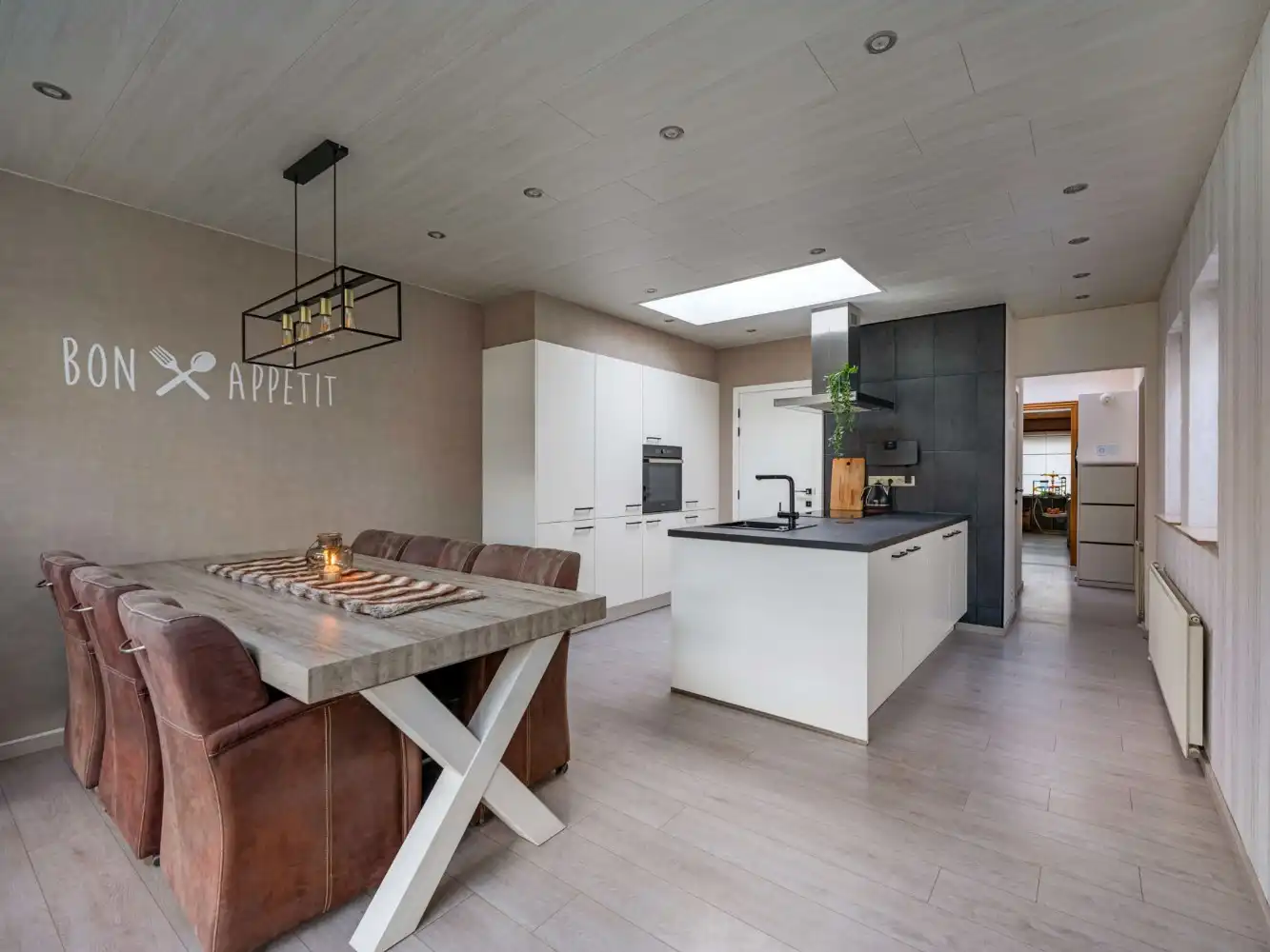 Instapklare woning met 2 slpk., garage en tuin foto {{pictureIndex}}