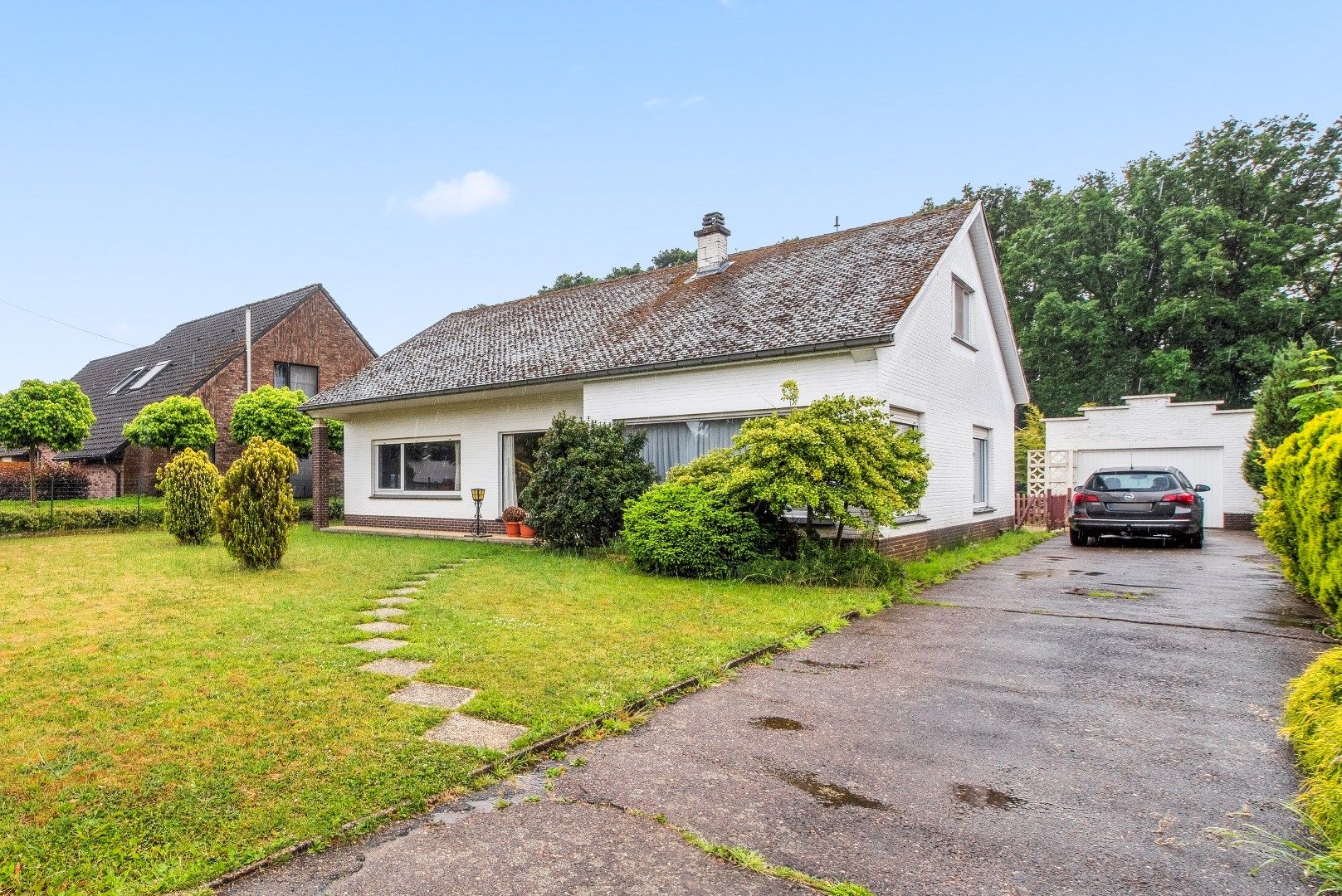 Hoofdfoto van de publicatie: Alleenstaande woning op 14a 42ca met 3 grote slpks en garage