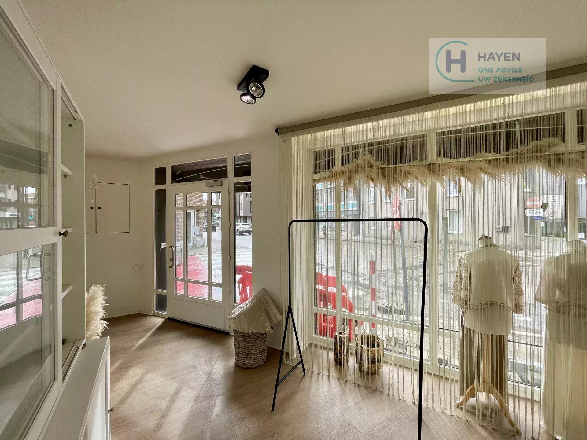 Commerciële hoekwoning met sterke zichtlocatie foto 4