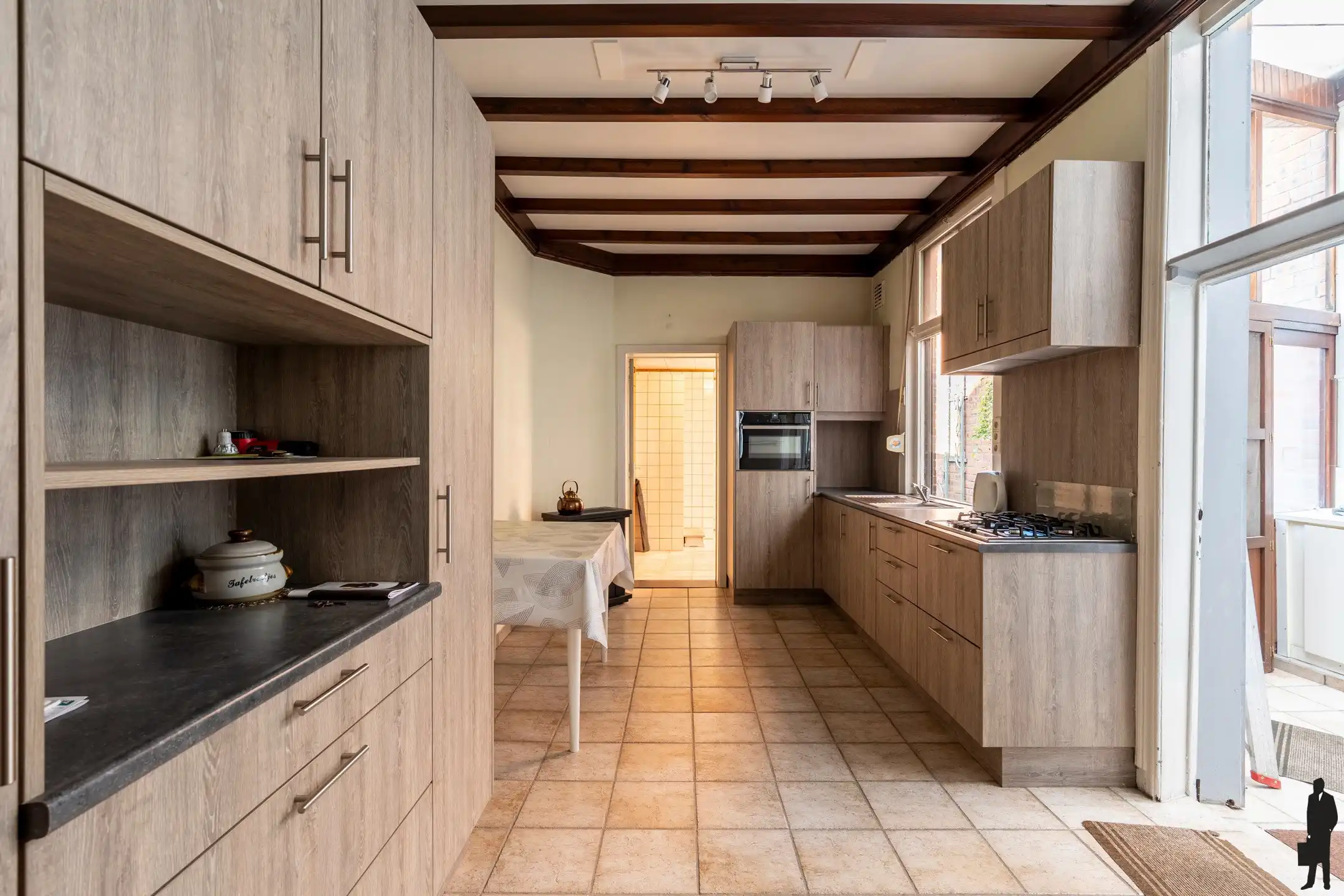 Te renoveren stadswoning met achteringang voor de auto te centrum Hoogstraten foto 3