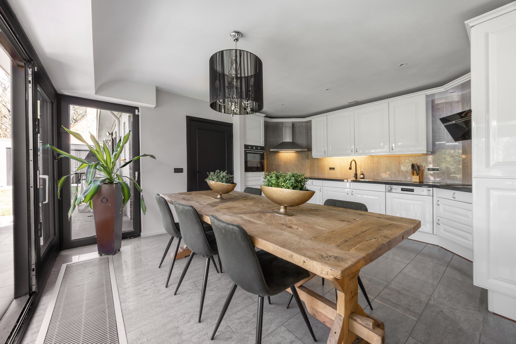 Tijdloze, verrassend ruime villa op grondstuk van 2000m2 foto 10