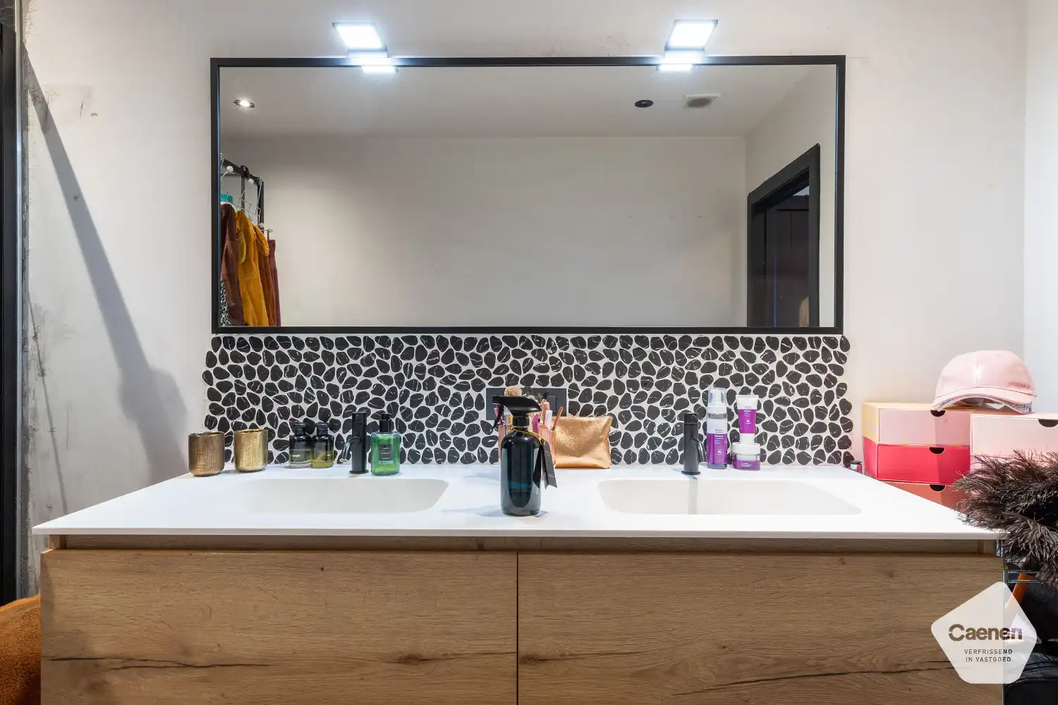 Recente instapklare woning ( BJ 2021) in een doodlopende straat met 4 slaapkamers, carport en tuin. foto 11