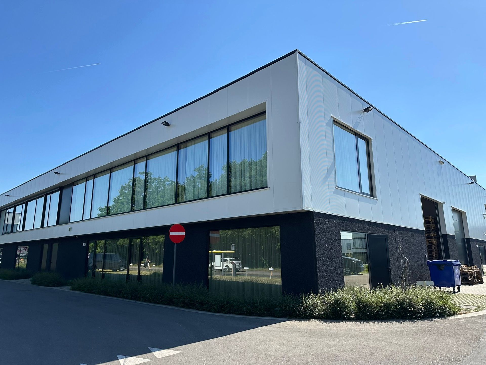 Gelijkvloers kantoor te huur in Stabroek foto 2