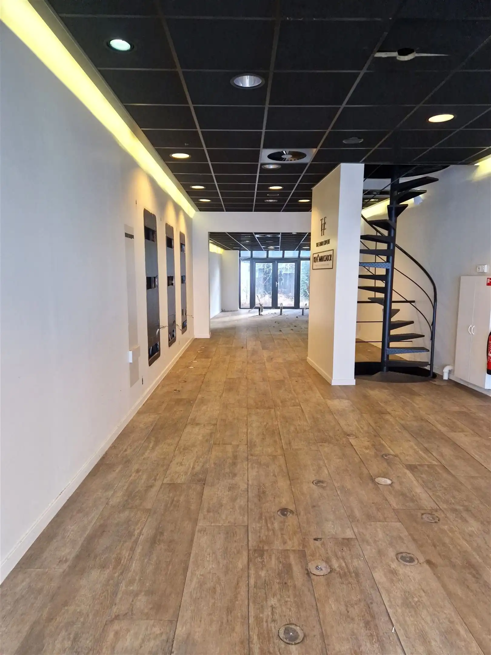 Handelspand met triplex appartement in centrum Mortsel. foto 3