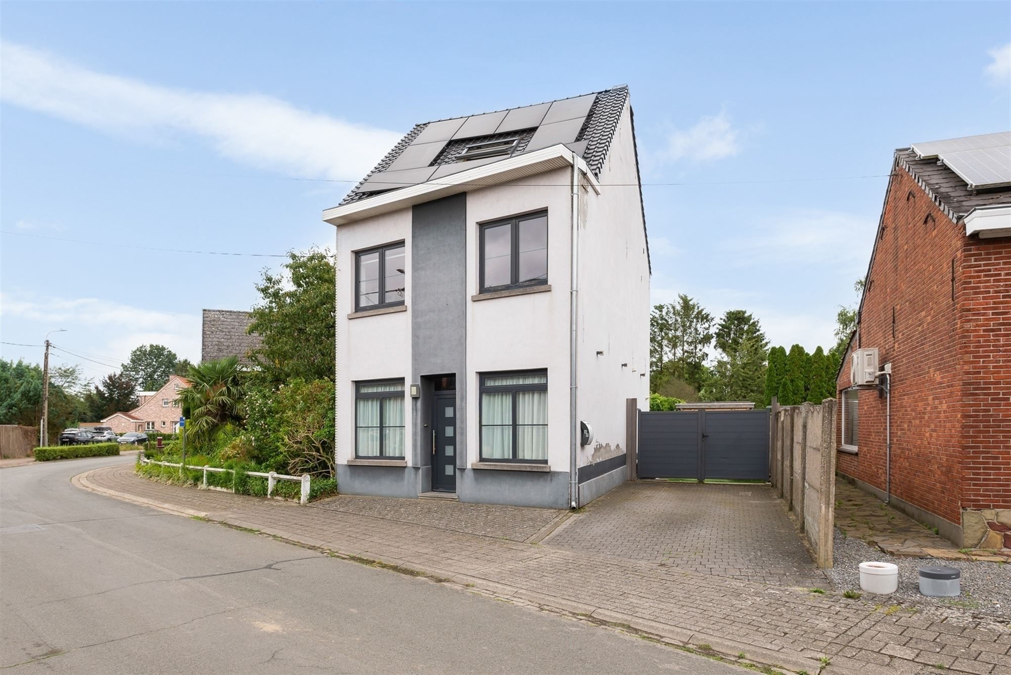 Verrassend ruime, instapklare gezinswoning met 4 slaapkamers en 2 badkamers te Zemst. foto 1