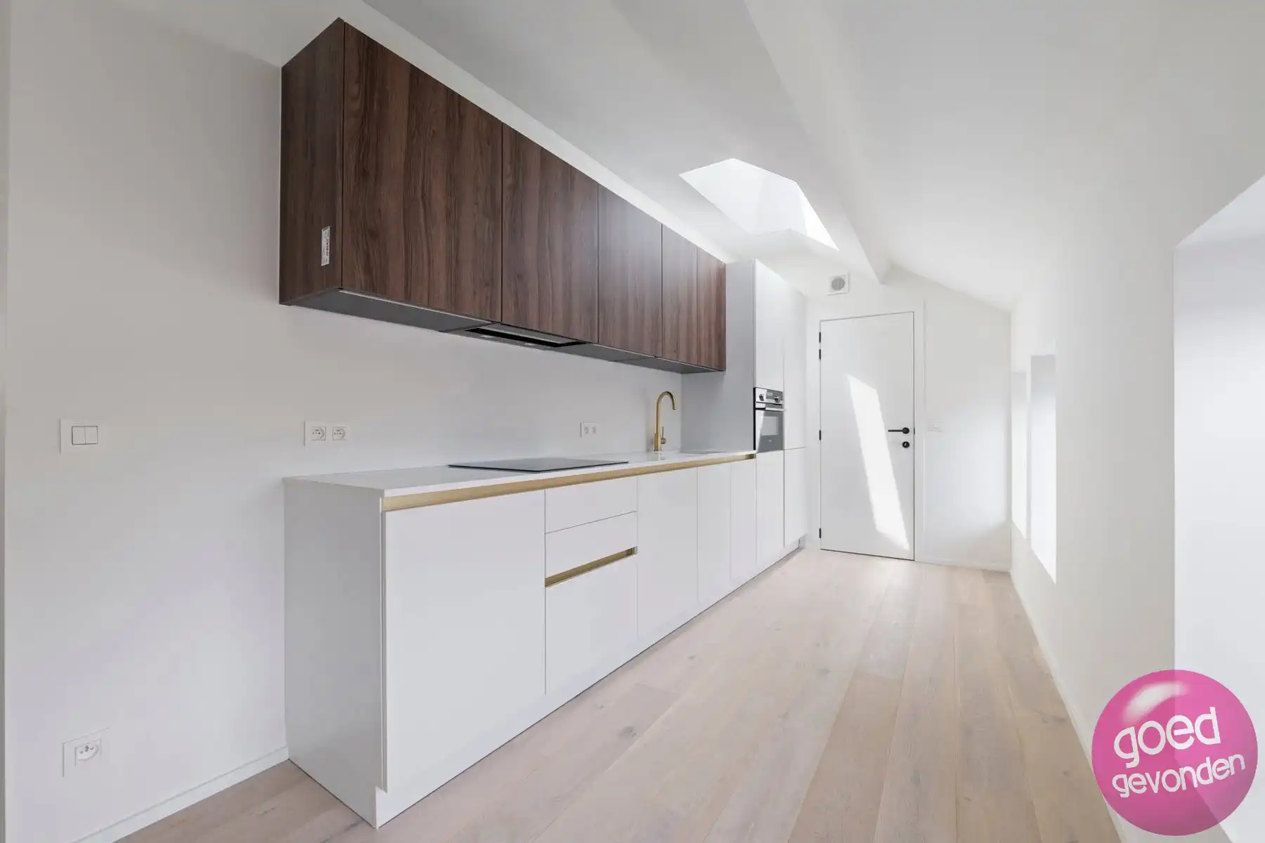 NIEUW APP - 1of2 SLK - TERRAS - KELDER - CENTRUM - GEEN BTW foto 5