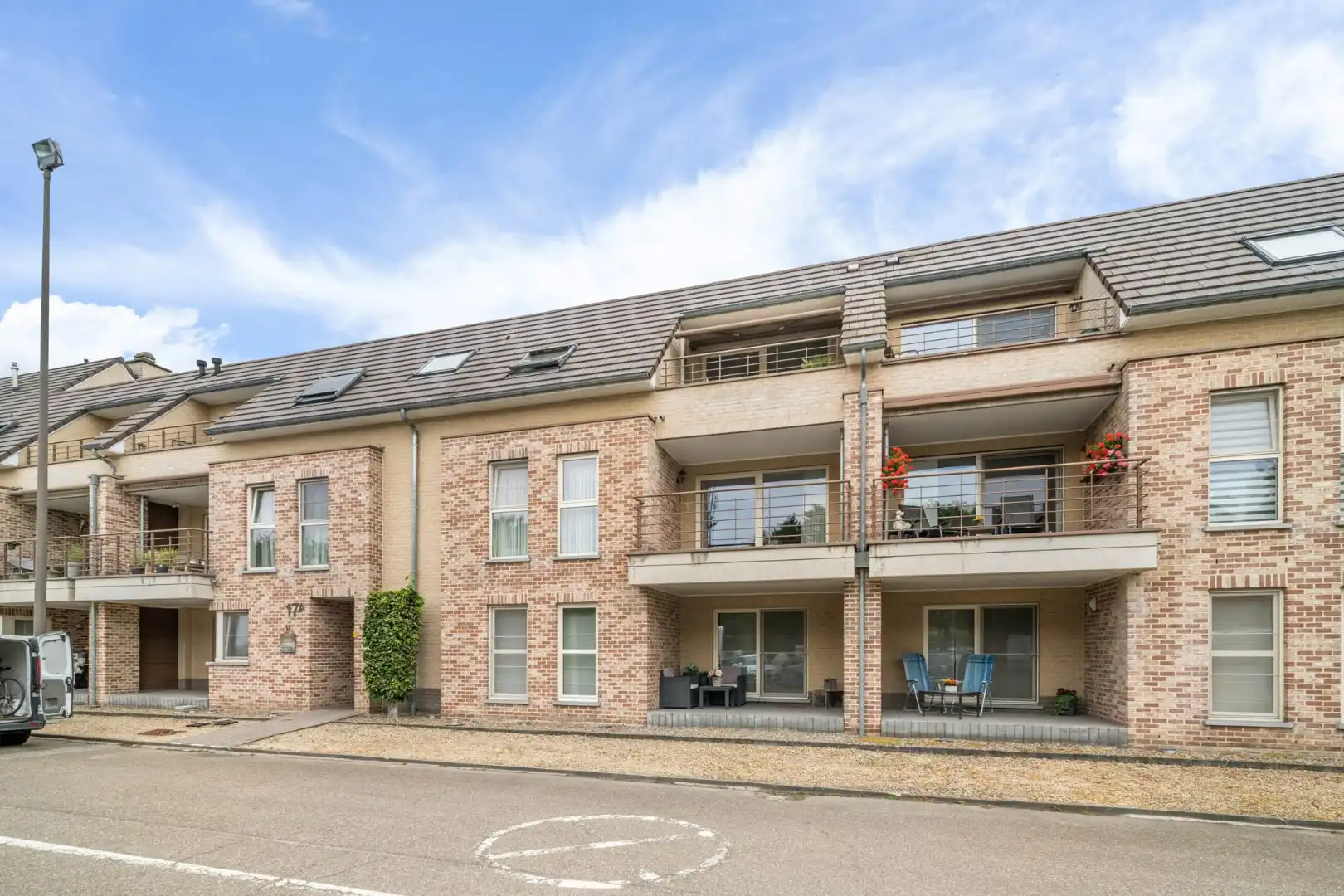 Stijlvol appartement voorzien van 2 slaapkamers, 2 terrassen en een autostandplaats op een rustige locatie in het centrum van Neeroeteren!  foto 4