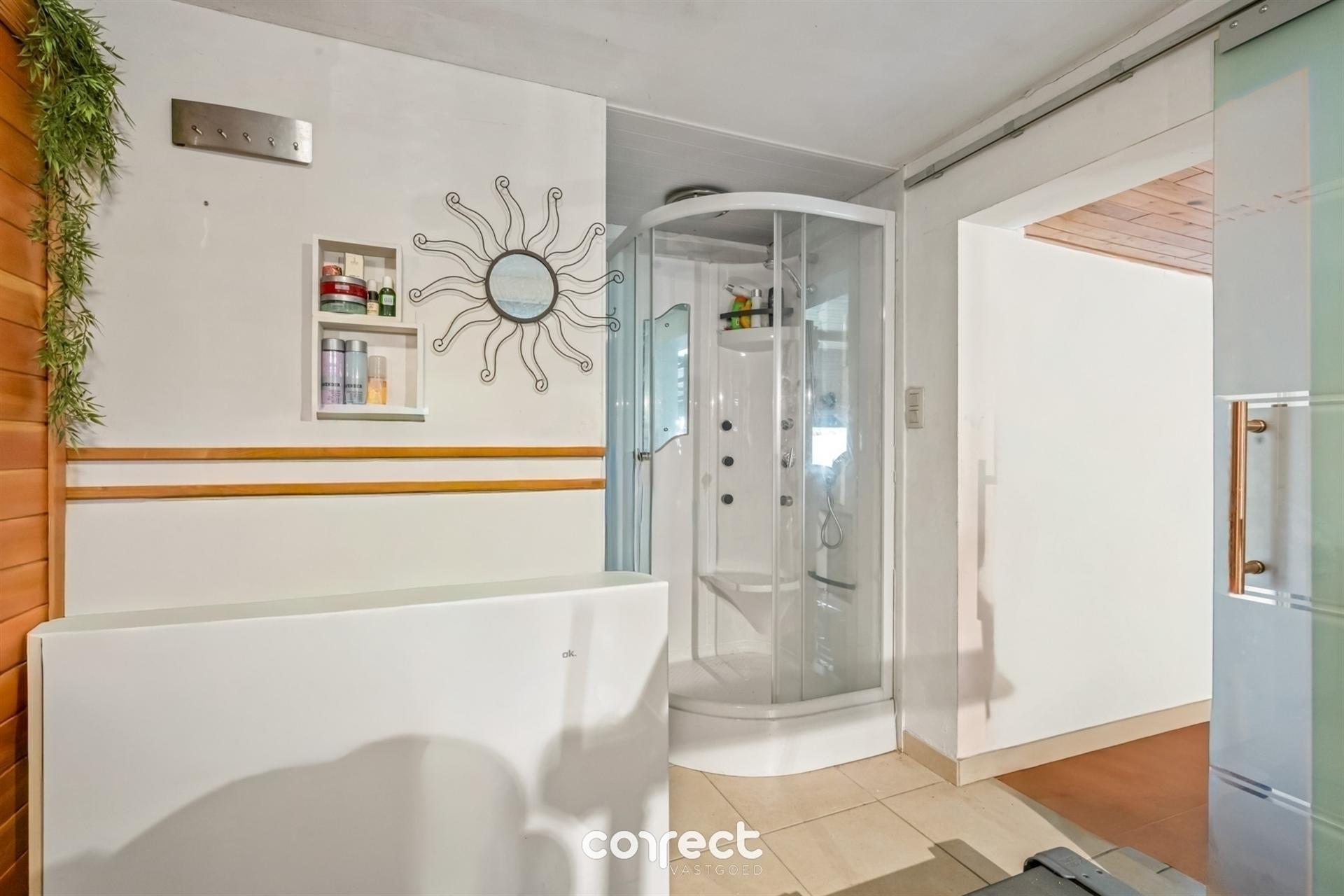 Centraal gelegen open bebouwing op ruim perceel en oprit. foto 6