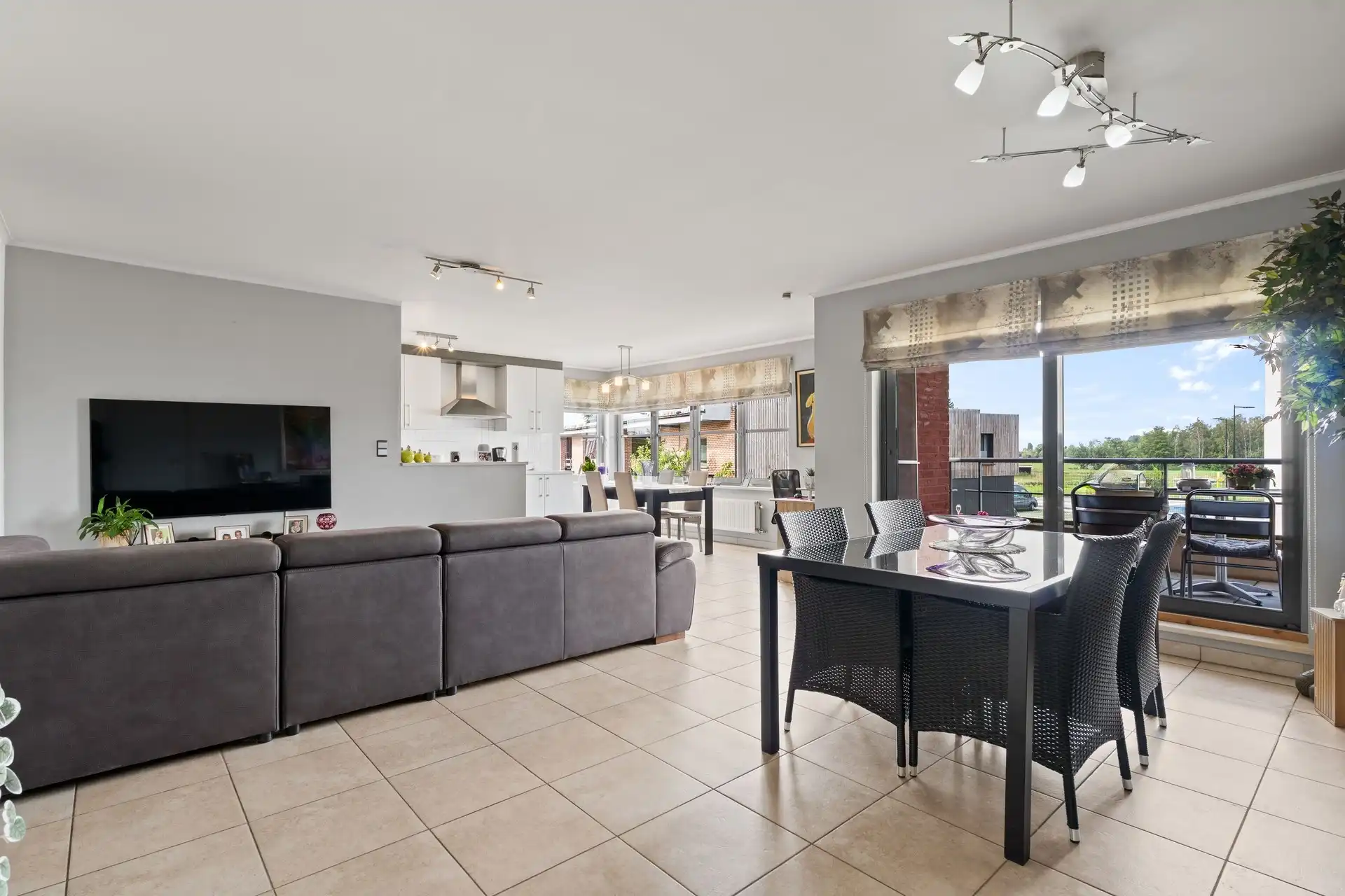 Zeer ruim en instapklaar 2-slaapkamerappartement nabij het Donkmeer te Berlare foto {{pictureIndex}}