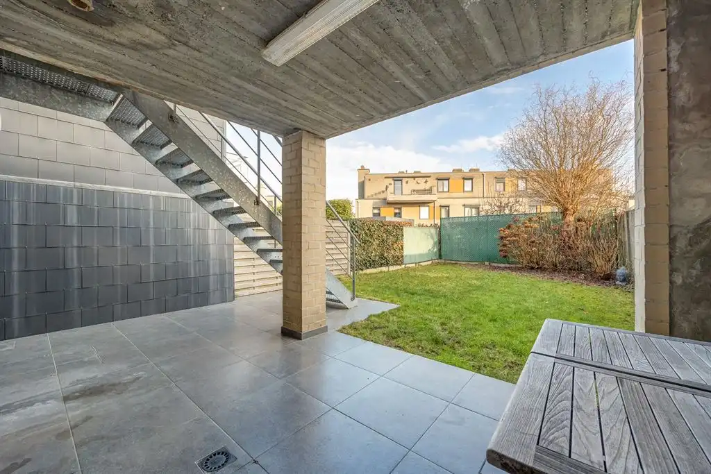 Ruime woning met inpandige garage en tuin foto 22