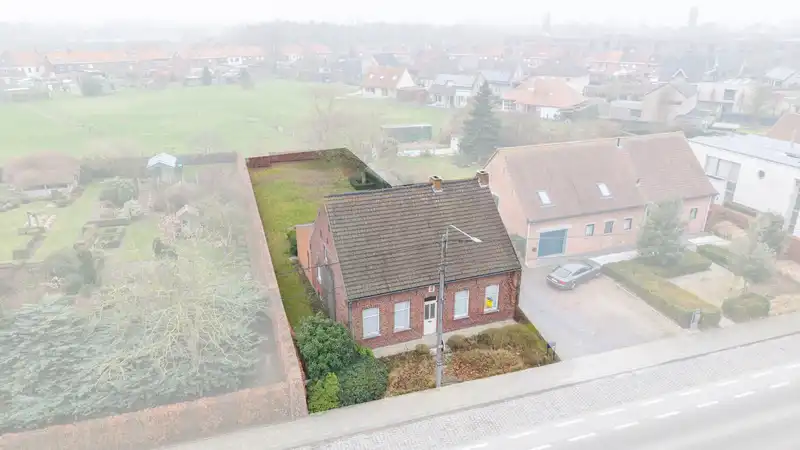 Hoofdfoto van de publicatie: Roeselare-stadsrand. Prachtig pereceel bouwgrond waarvan 6% sloop / werderopbouw mogelijk OF grondige renovatie. Perceel van 875m2. ZUID-WEST.