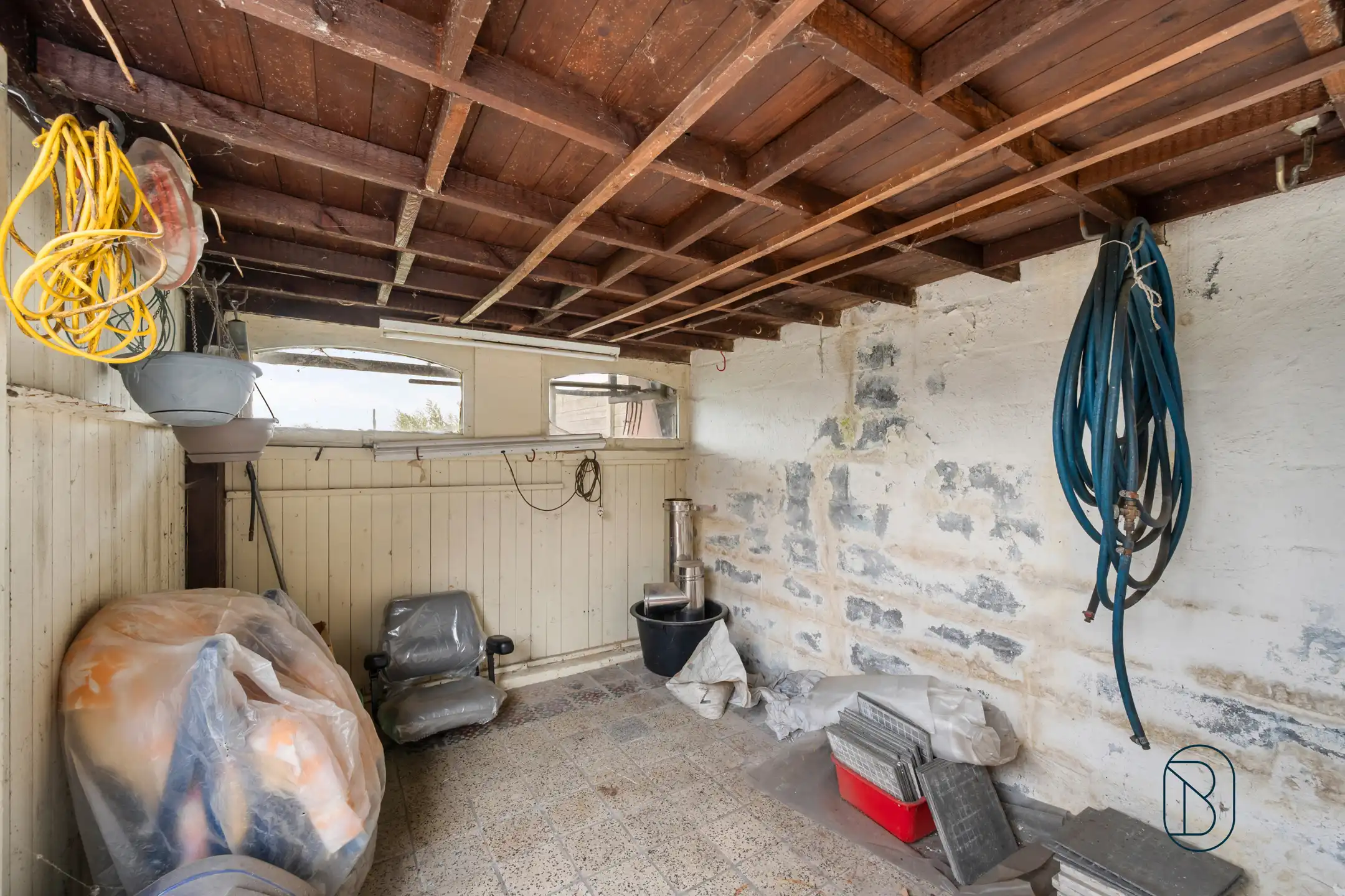 Te renoveren rijwoning met veel potentieel foto 16