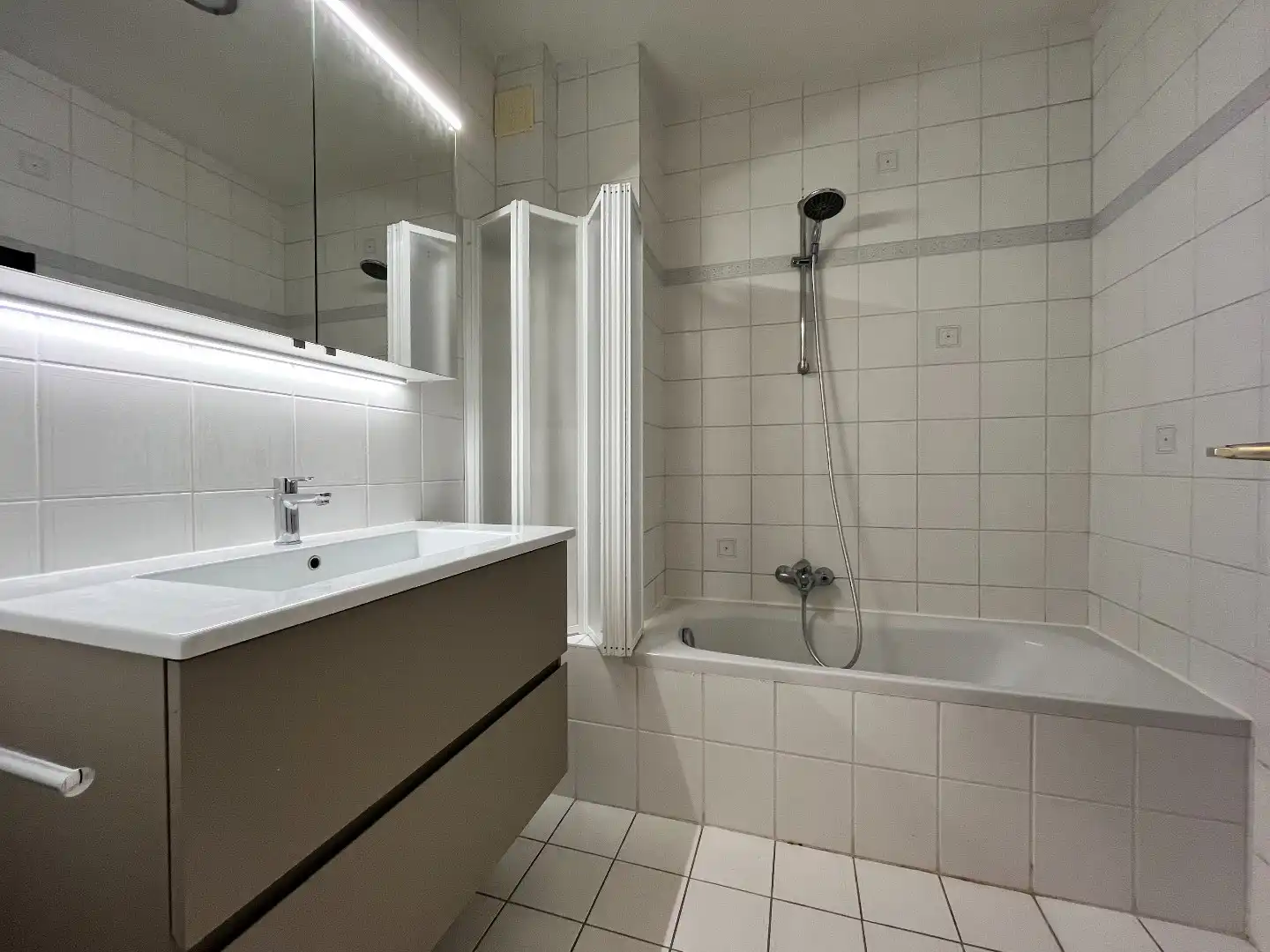 Hedendaags appartement met een garage foto 8