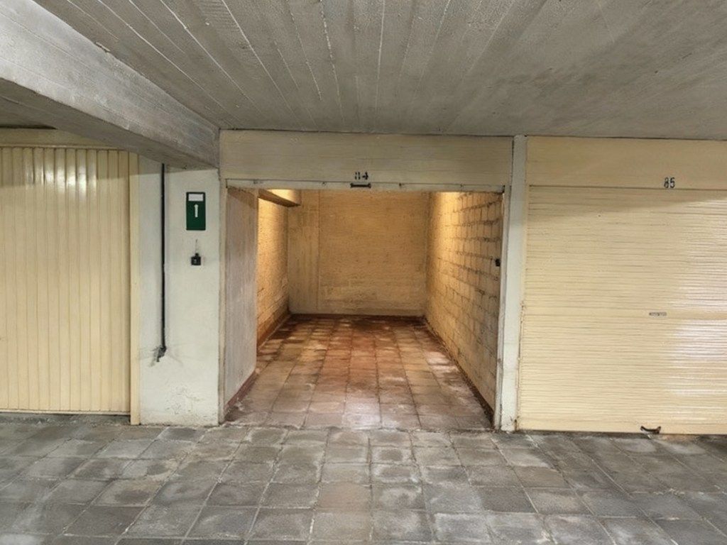 Afgesloten autobox, vlakbij Casinoplein foto 3