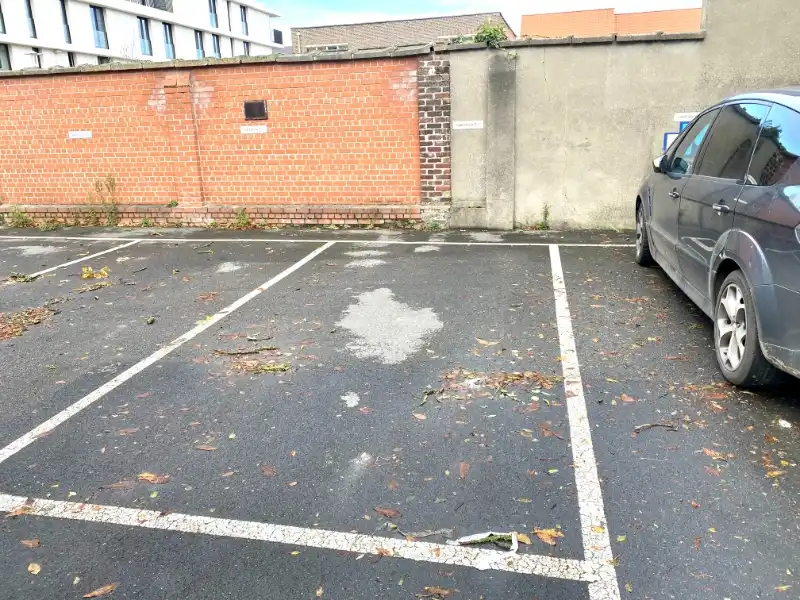 Centraal gelegen ruime autostandplaats op afgesloten parking foto 2