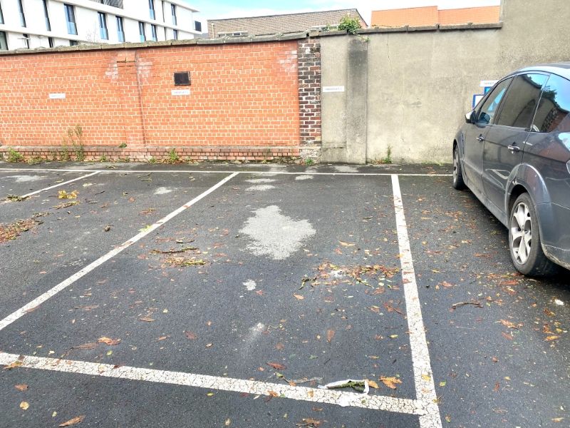 Centraal gelegen ruime autostandplaats op afgesloten parking foto 2