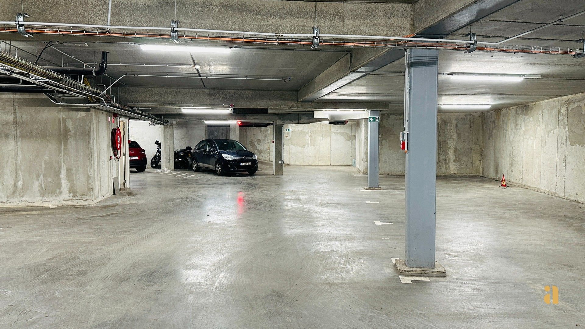 Parkeerplaats in een modern gebouw uit 2016! foto 5