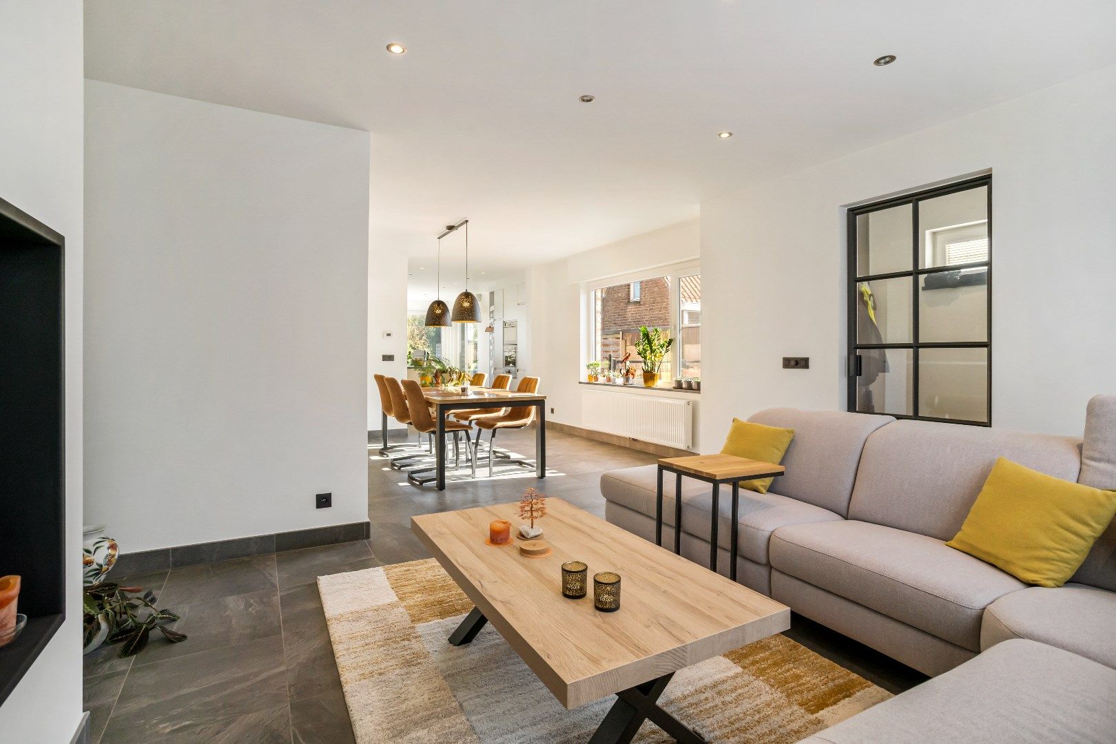 Deze prachtige woning werd 10 jaar geleden volledig gerenoveerd en biedt een moderne en comfortabele leefomgeving. foto 3