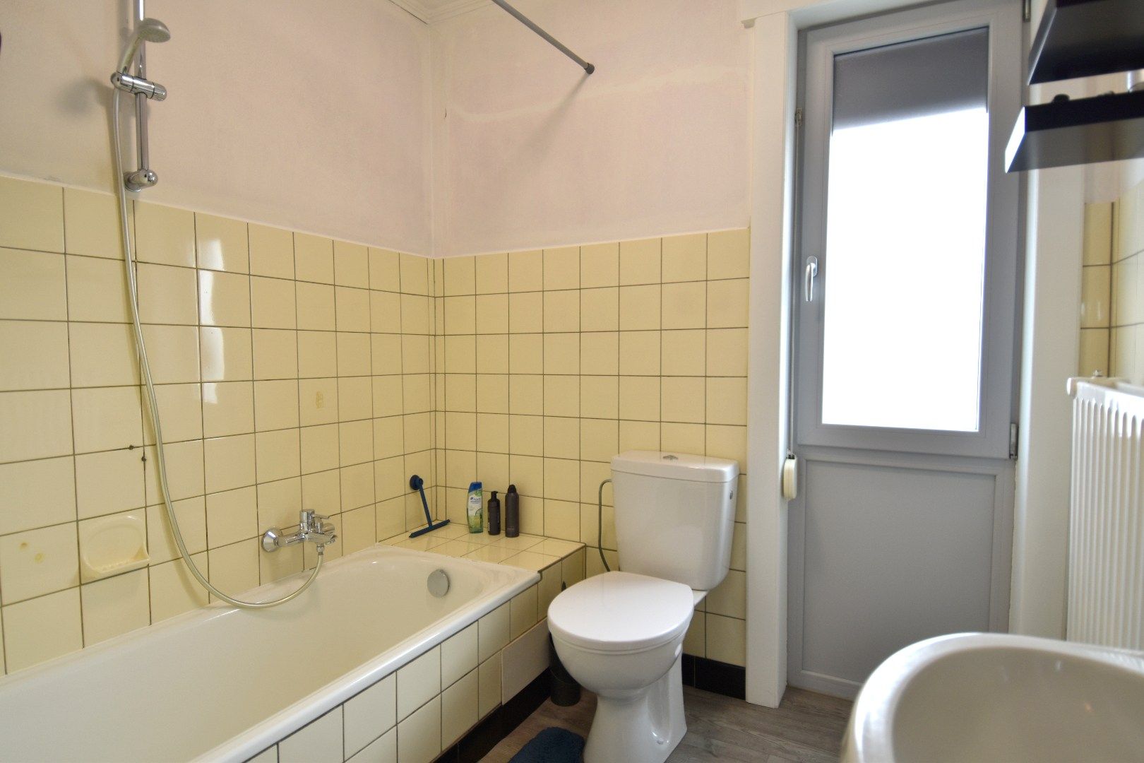 Verzorgde bel-etage met 3 slaapkamers, garage en carport te Lendelede foto 7