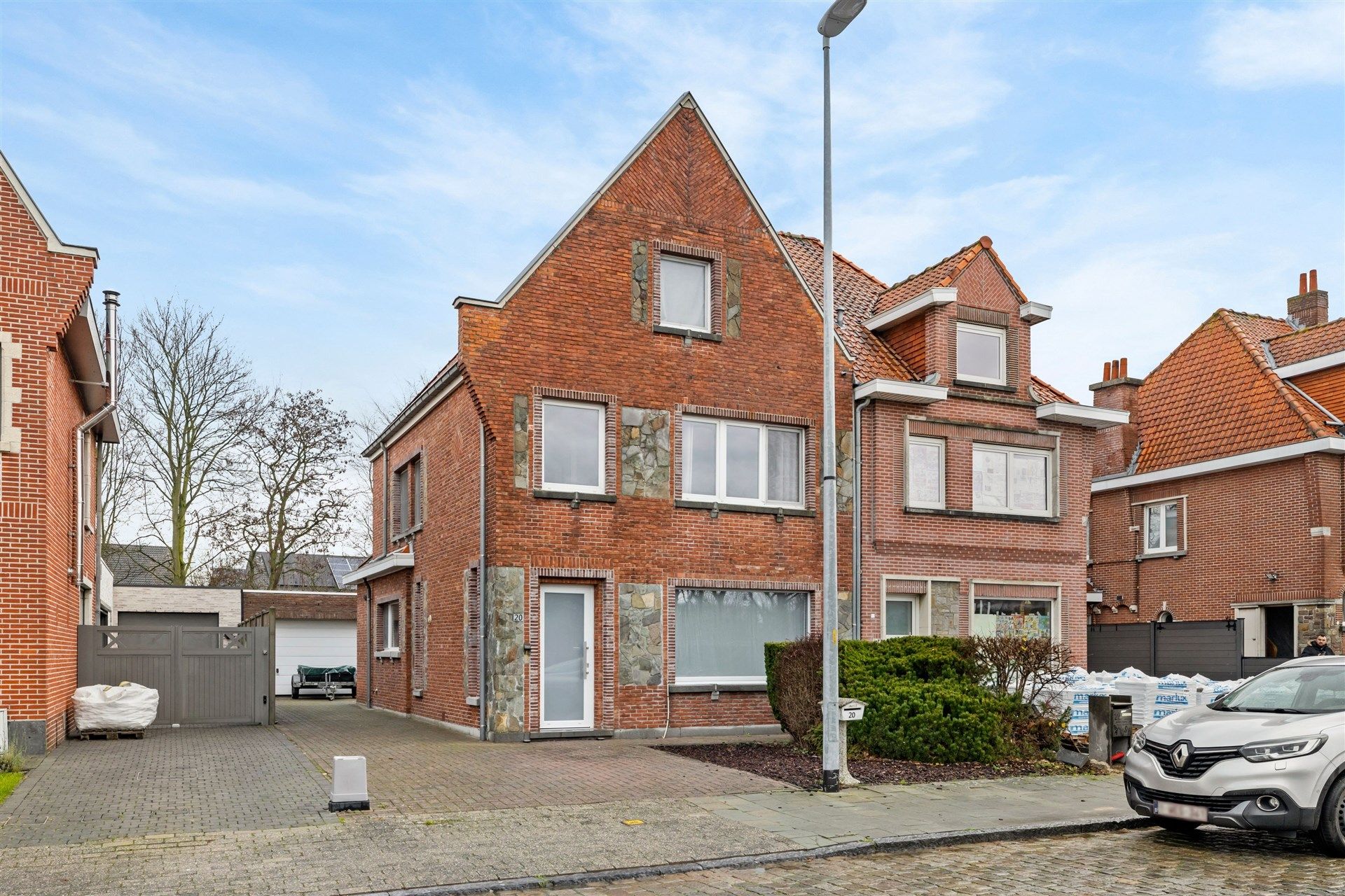Solide gezinswoning met 2 slaapkamers, uitgestrekte tuin en garage foto {{pictureIndex}}