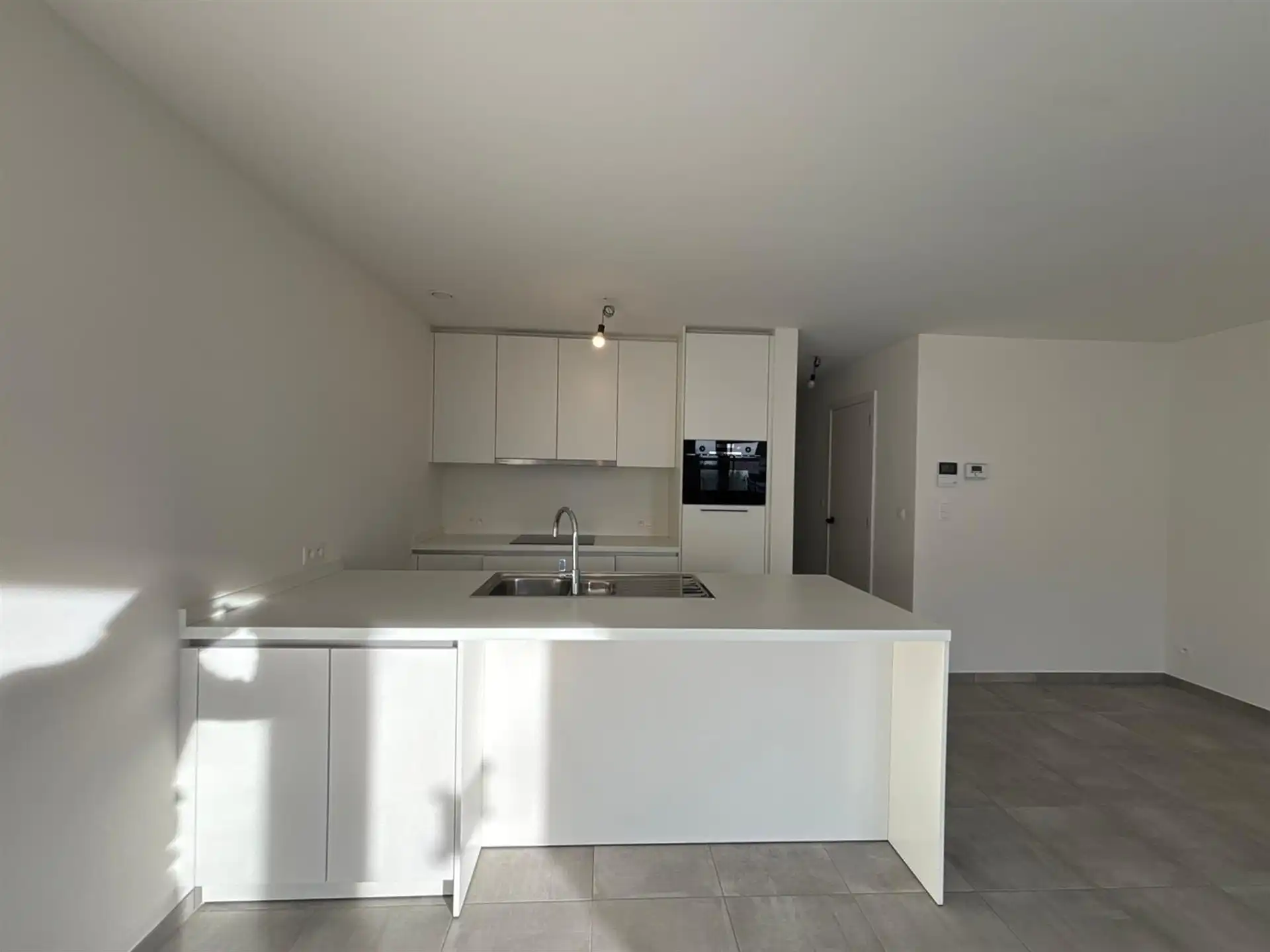 Modern gelijkvloers appartement met private tuin en ruime terrassen in Asse! foto 5