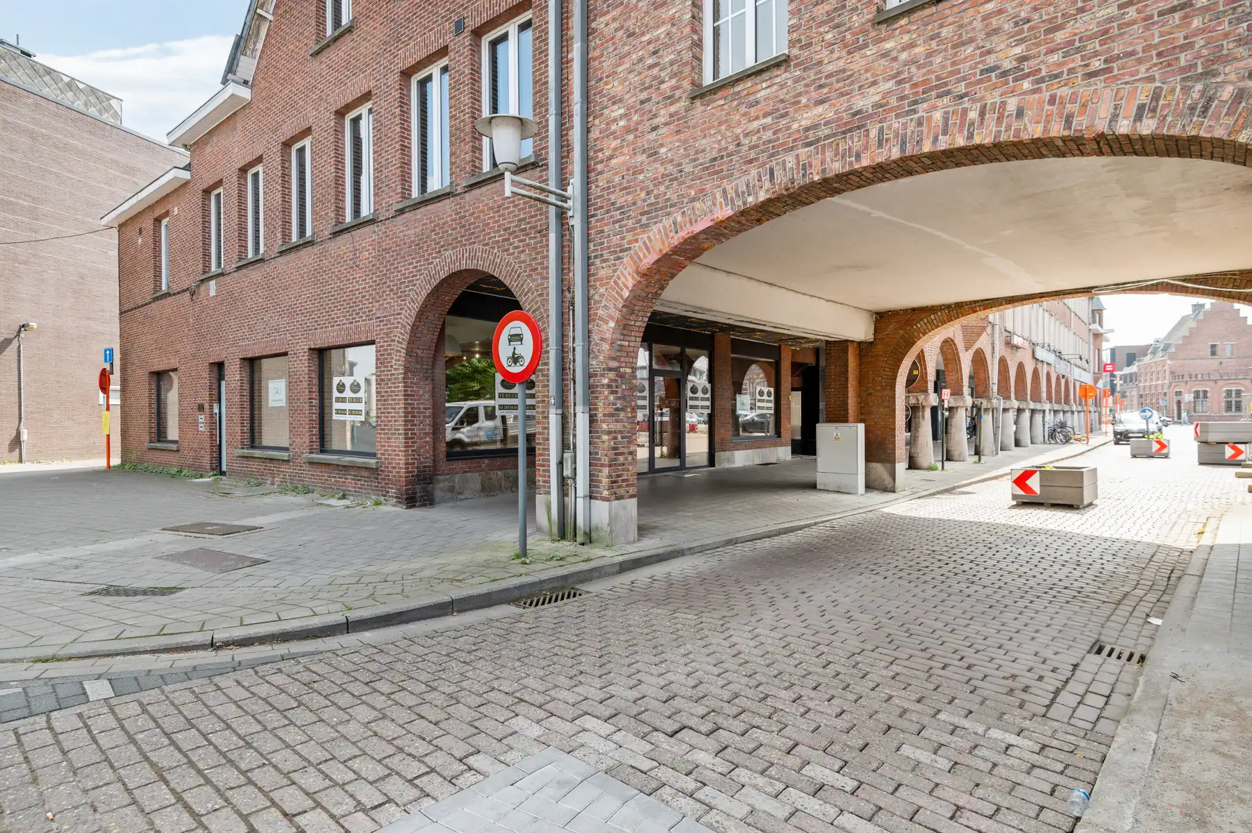 Ruim handelspand van ca. 165 m² op een commerciële locatie. foto {{pictureIndex}}