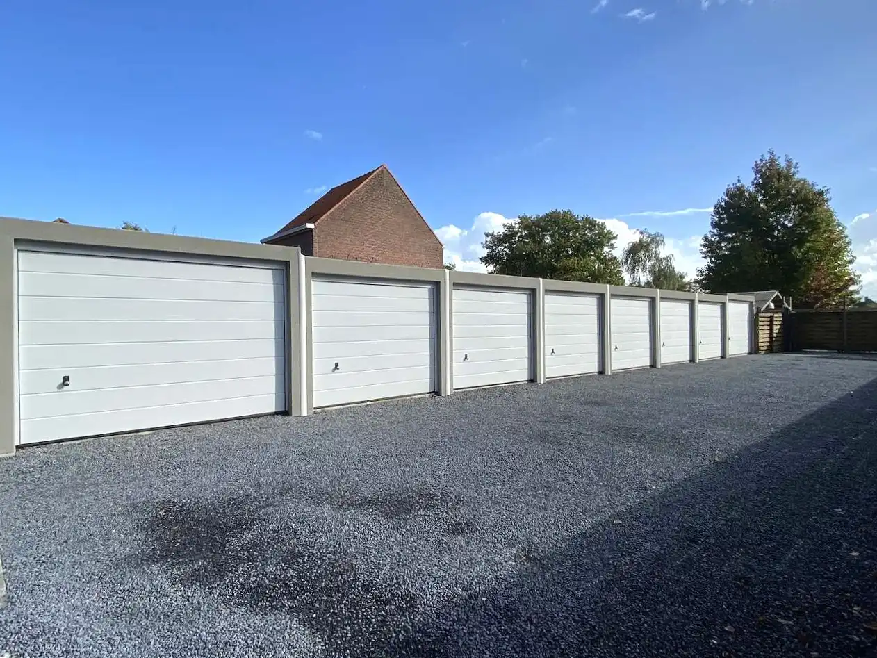 GARAGE GELEGEN IN DE DORPSKERN MEULEBEKE foto 6