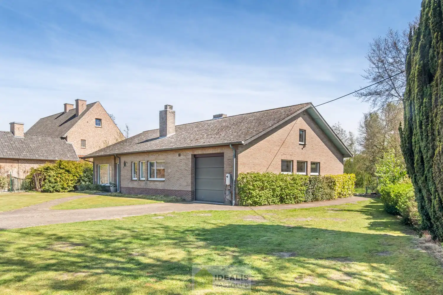 IDEALIS VASTGOED – Goed onderhouden en aangename gelijkvloerse woning met 2 slaapkamers op een prachtig, ruim en uiterst breed perceel foto {{pictureIndex}}