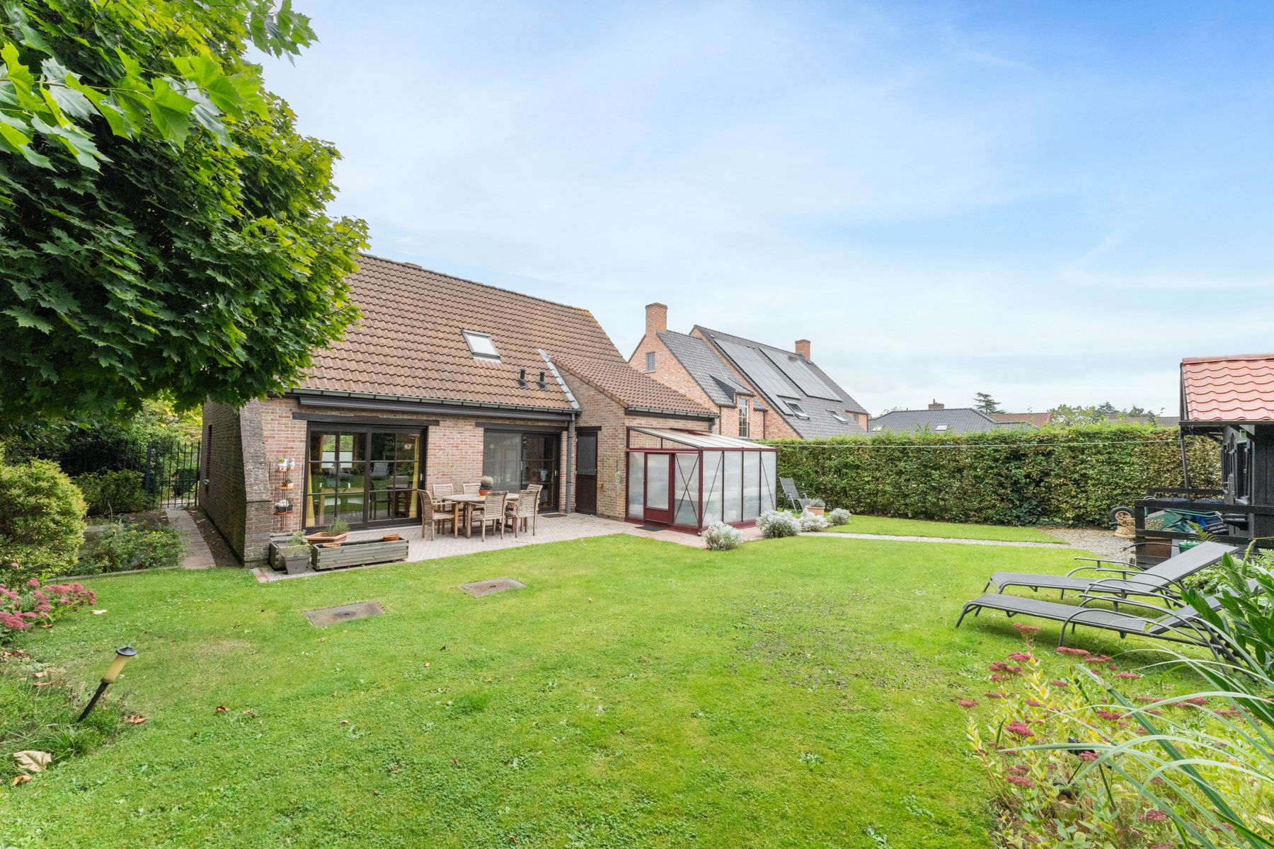 Vrijstaande woning met tuin op een rustige locatie foto 17