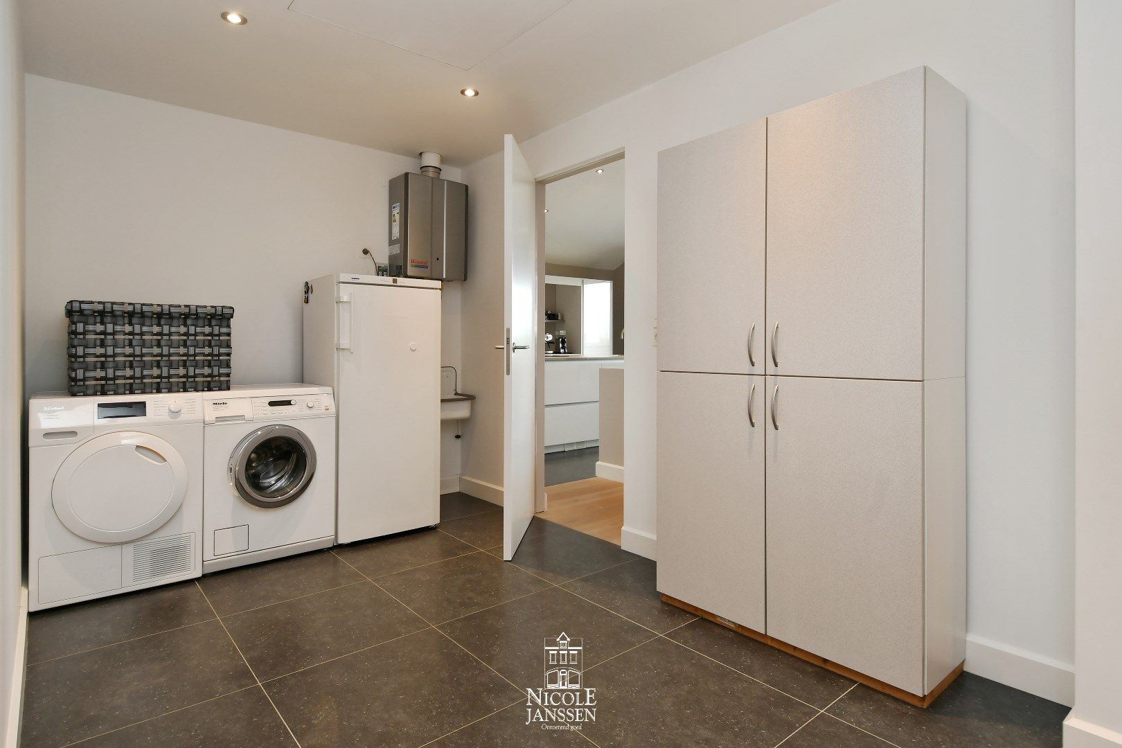 Appartement met kelderberging en twee autostandplaatsen te koop in Maaseik foto 18