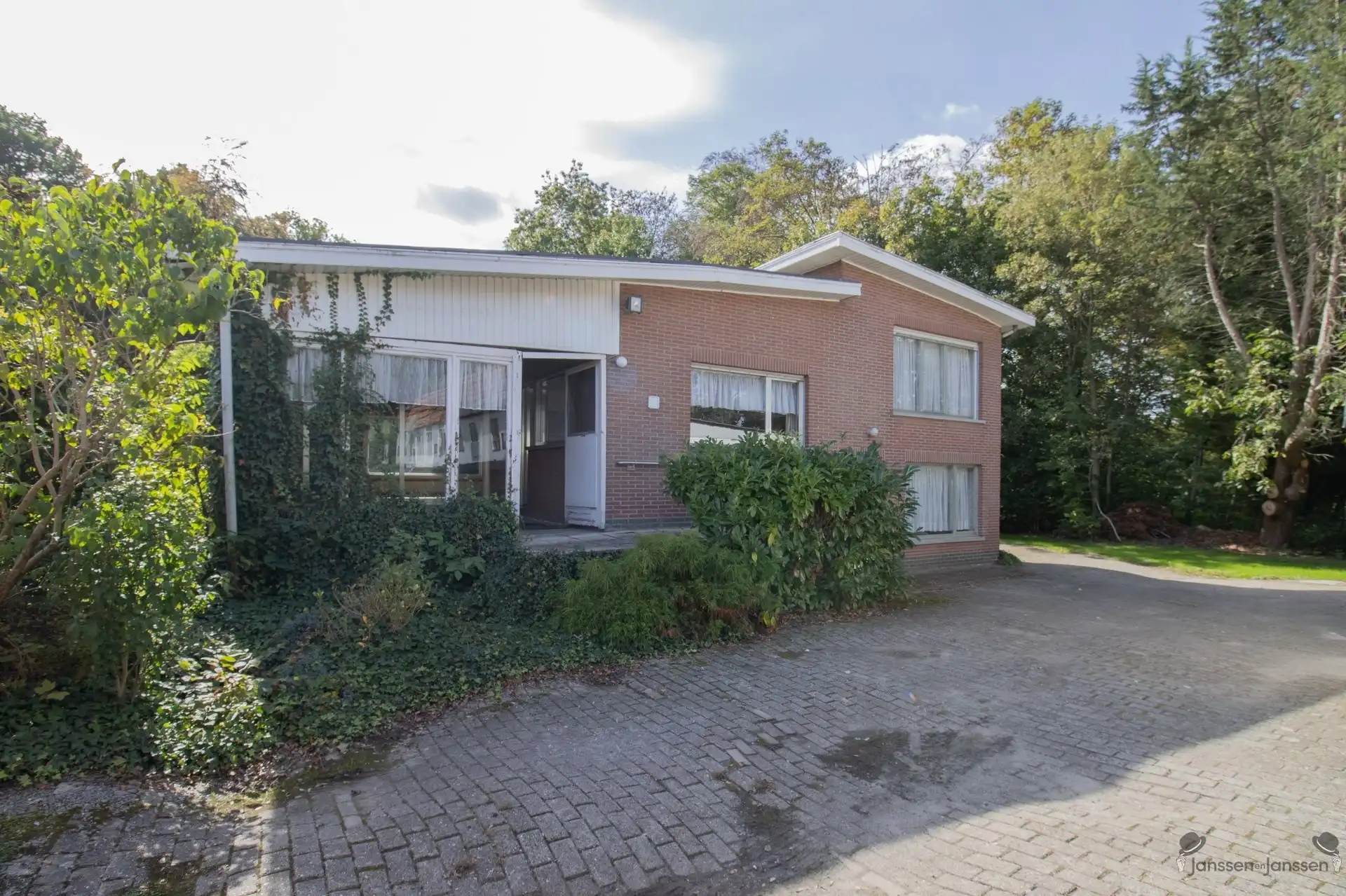 Rustig gelegen te renoveren woning met 5 slaapkamers, ruime garage op 3.990 m² foto 3