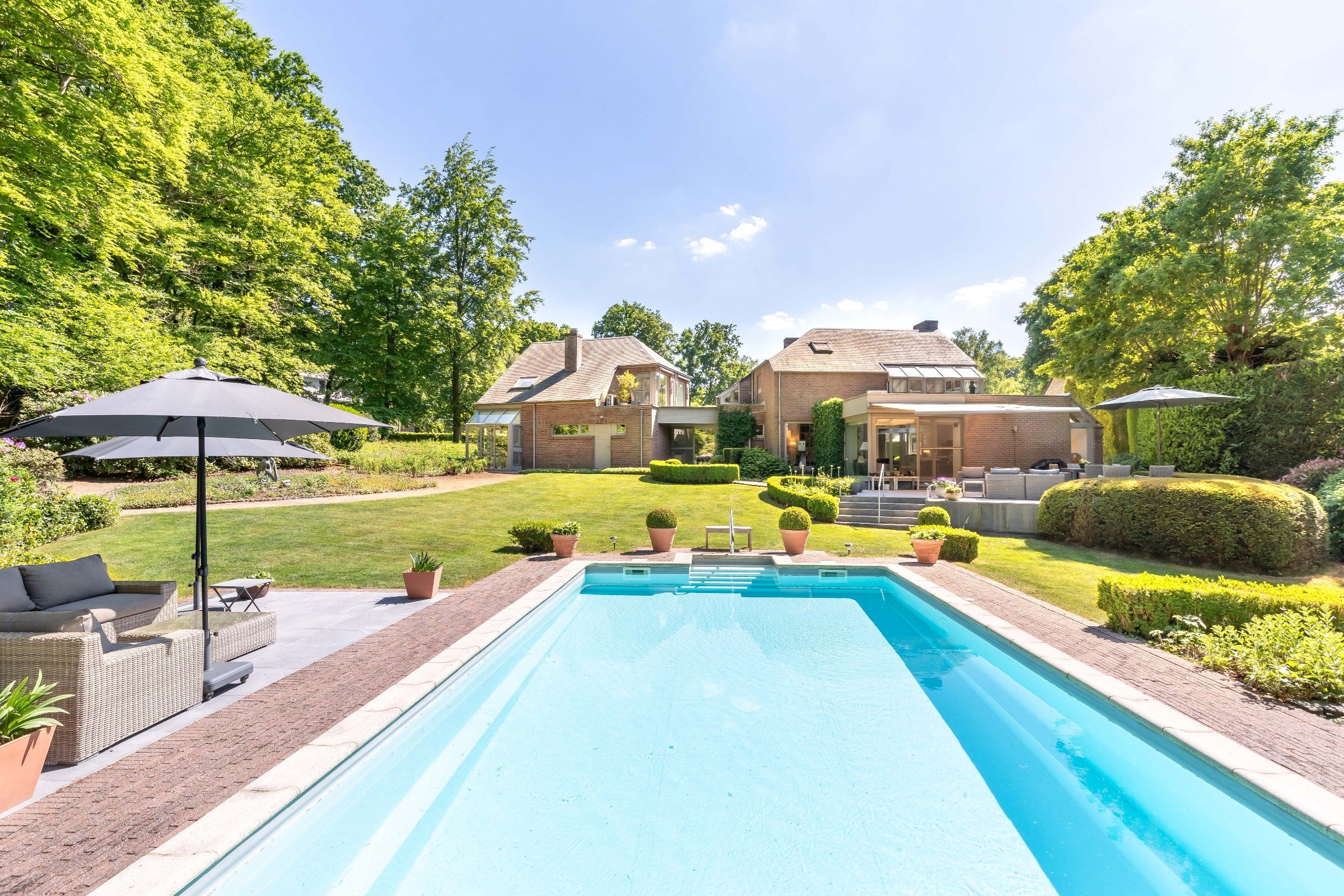 Architecturale villa op residentiele toplocatie! foto {{pictureIndex}}