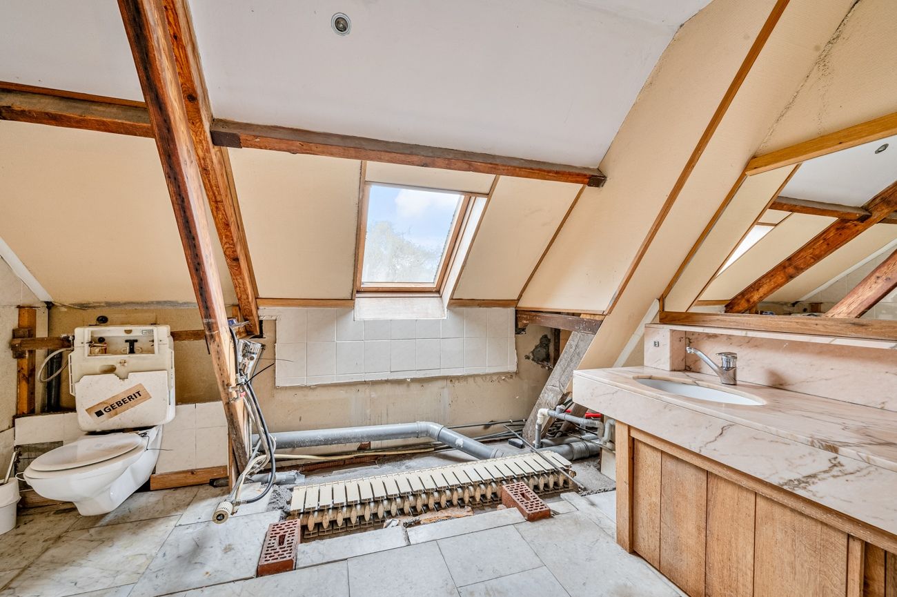 VERKOCHT!! Ruime alleenstaande volledig te renoveren woning met afzonderlijke garage op een makkelijk bereikbare locatie in Desteldonk. foto 30