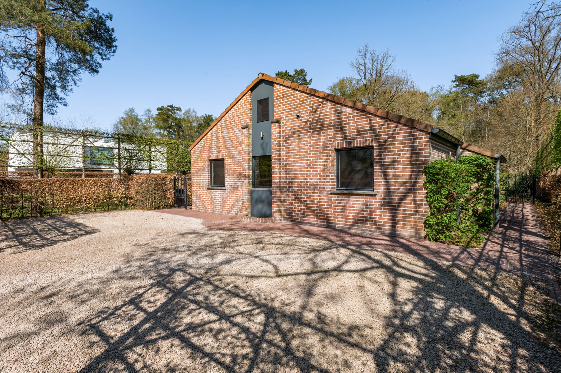 Luxueuze gelijkvloerse villa met zwemvijver op ca. 898 m². foto 3