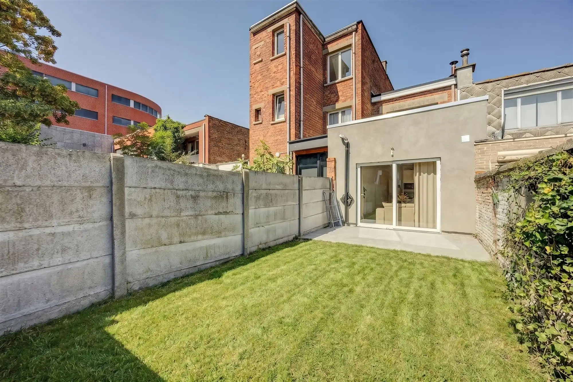 Instapklaar eengezinswoning met 3 slaapkamers en tuin foto 3