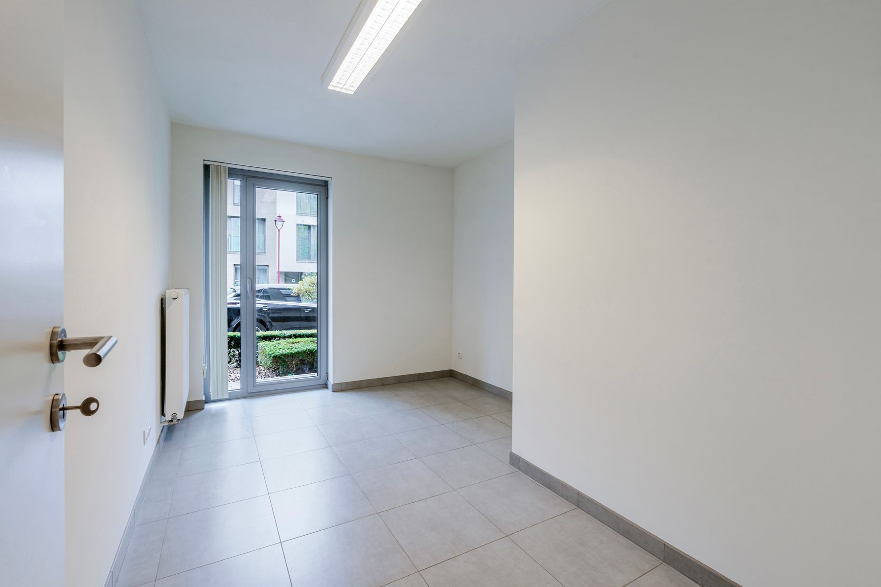 Instapklaar 2 slaapkamer appartement met grote tuin foto 11