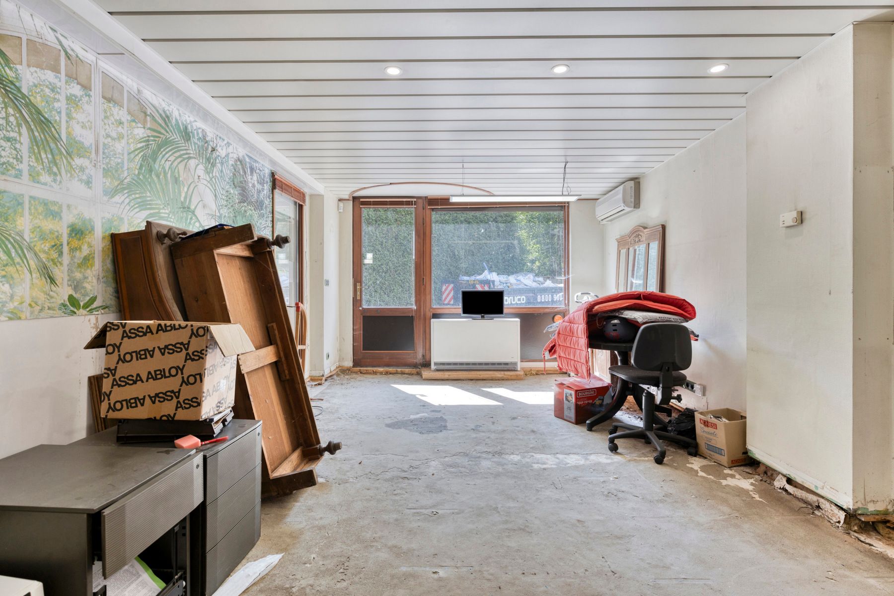 Magazijn met burelen, buitenruimte en bouwopties voorzijde. foto 13
