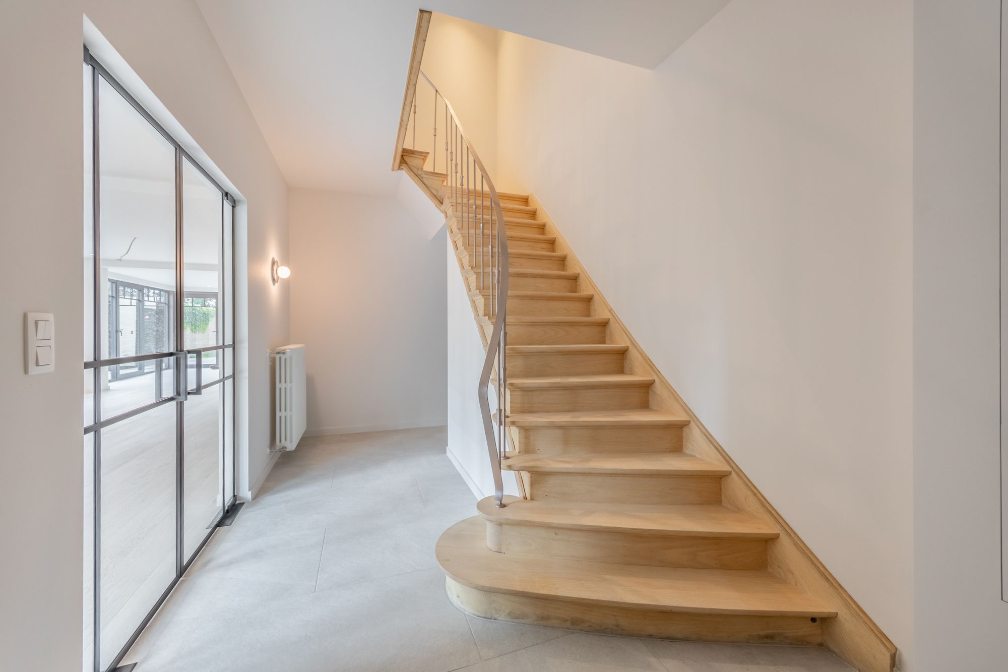 IDEALIS VASTGOED - EEN BIJZONDERE WONING OP EEN BIJZONDERE PLEK! DEZE VOLLEDIG VERNIEUWDE VILLA OP EEN PRACHTIGE RESIDENTIELE LOCATIE BESCHIKT OP DE GELIJKVLOERSE VERDIEPING OVER EEN SFEERVOLLE INKOMHAL, ROYALE LEEFRUIMTE MET AUTHENTIEKE ELEMENTEN, DOORLOPEND IN EEN EXTRA RUIME LEEFKEUKEN (MET TOEGANG TOT TERRAS), EEN MUDROOM, EXTRA RUIME INPANDIGE GARAGE/BERGING/WASPLAATS; OP DE VERDIEPING BESCHIKT DE WONING OVER 3 AANGENAME SLAAPKAMERS, EEN LUXUEUZE BADKAMER EN APART TOILET; VERDER BIEDT DE WONING NOG EEN RUIME BERGZOLDER; DE WONING WERD VOLLEDIG VERNIEUWD VAN RUWBOUW TOT AFWERKING EN VOORZIEN VAN NIEUW LEIDINGWERK EN SANITAIR, VOLLEDIGE NIEUWE ELECTRA, NIEUW SCHRIJNWERK IN ALUMINIUM, NIEUW DAK, VOLLEDIG NIEUW STUCWERK, NIEUWE BUITENAANLEG EN 12 ZONNEPANELEN! EEN ‘MUST SEE’ VOOR KOPERS OP ZOEK IN HET MOOIE SEGMENT! foto 17