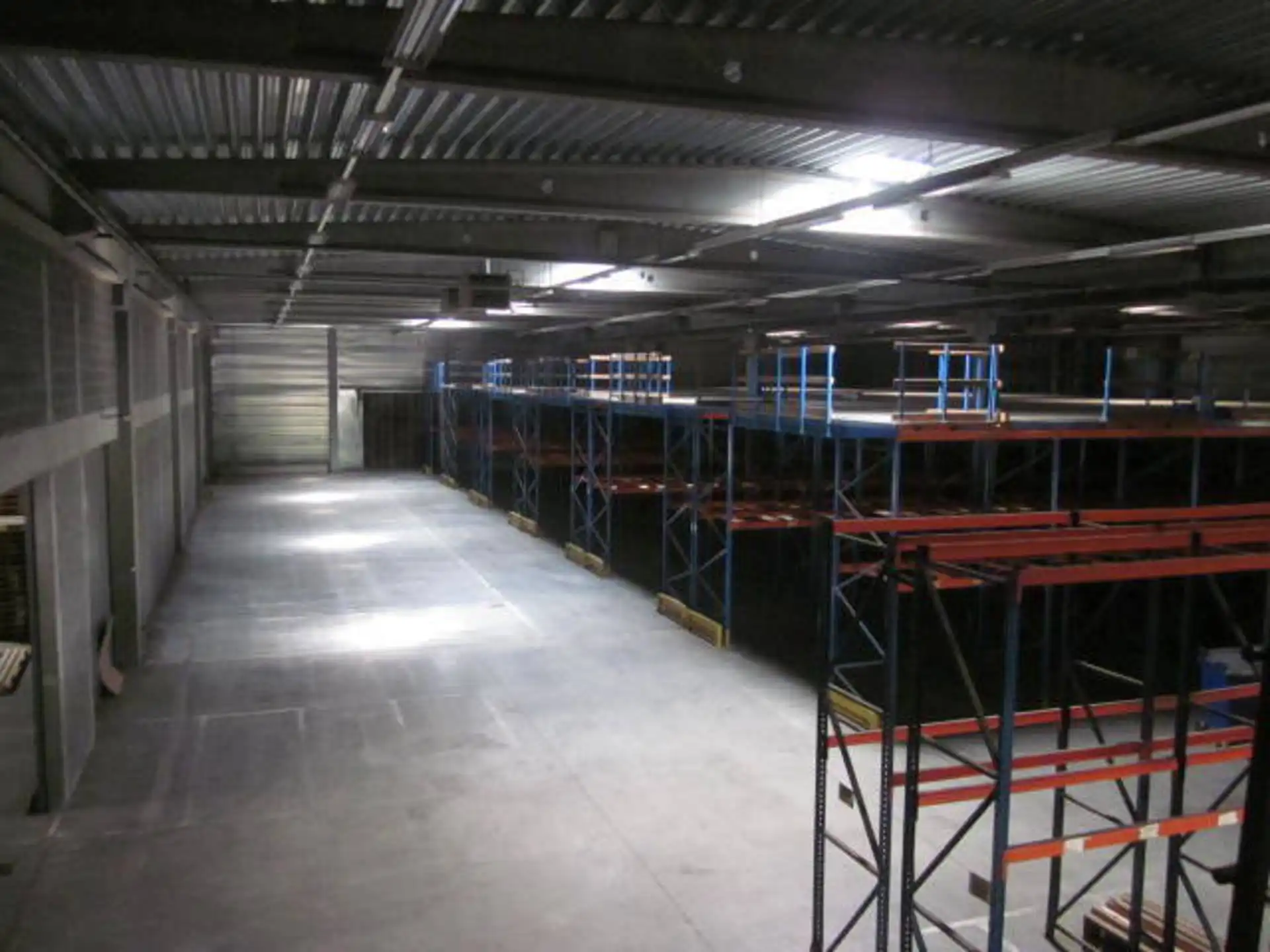 Mechelen-Noord: magazijn 1.500m² met meerdere loskades foto 2