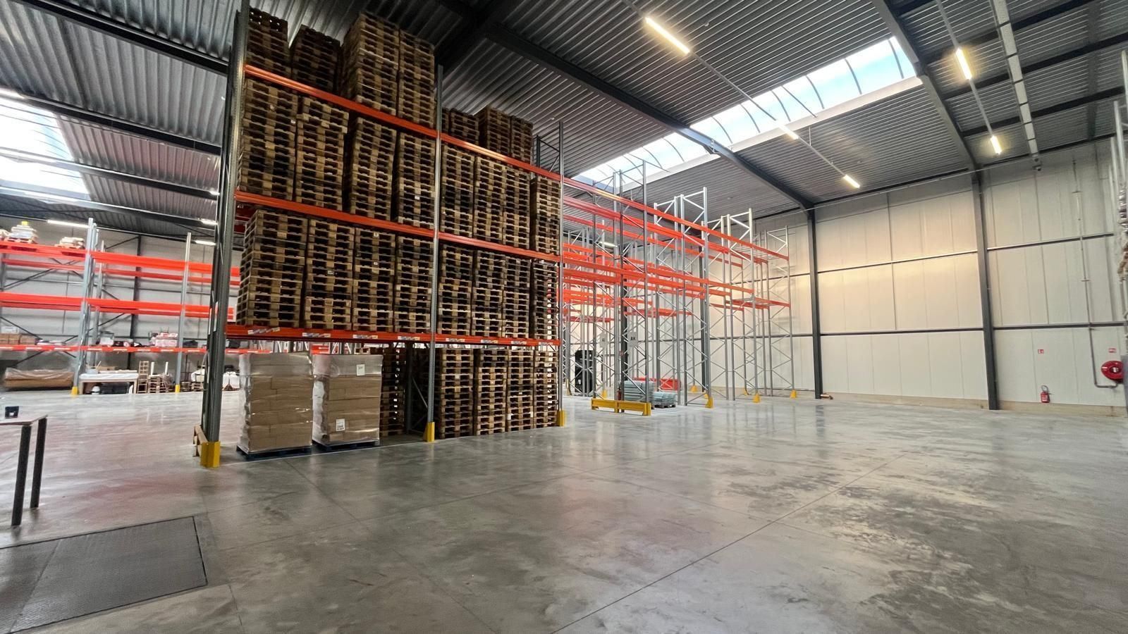 Loods met kade foto 4