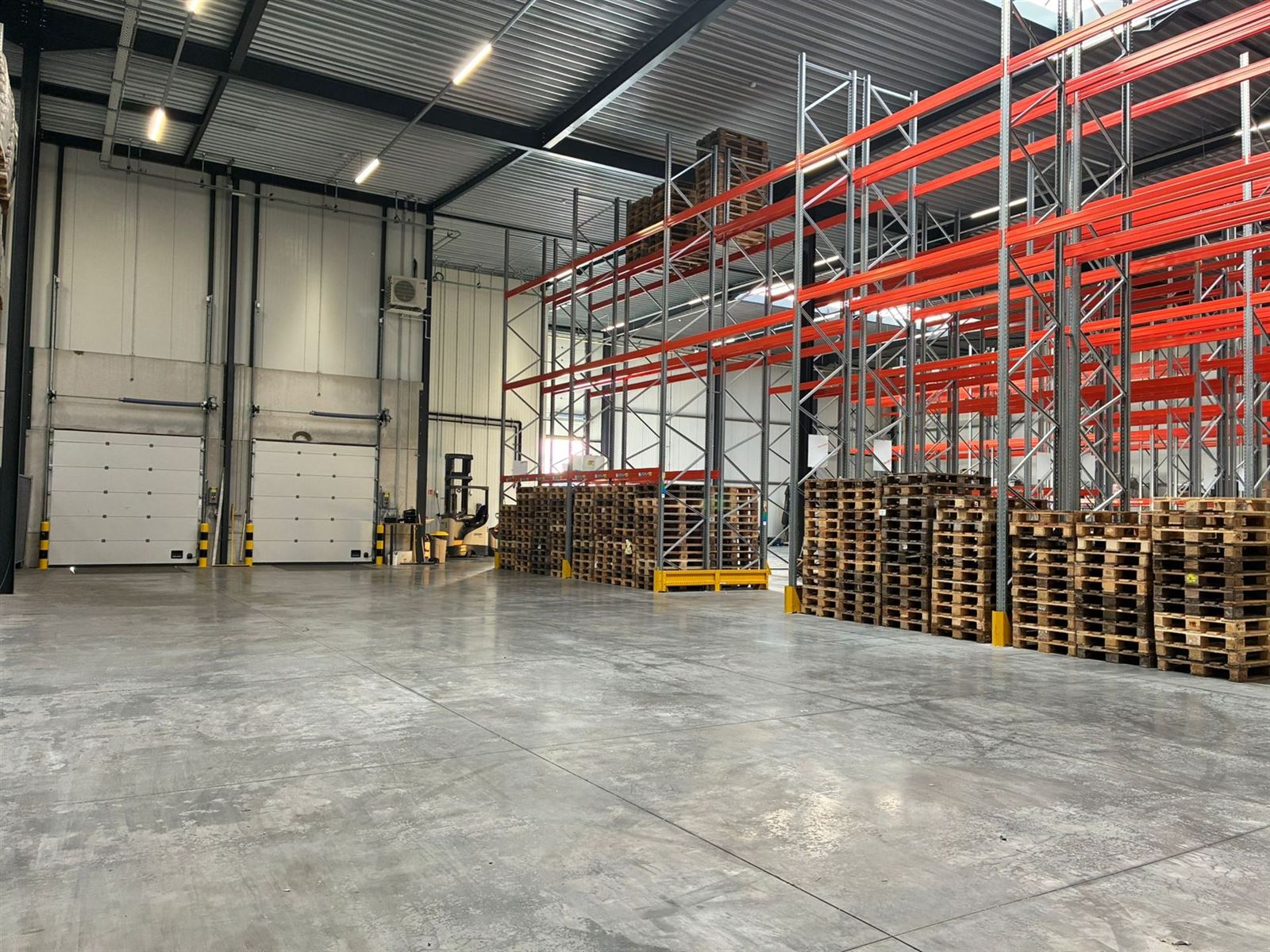 Loods met kade foto 4