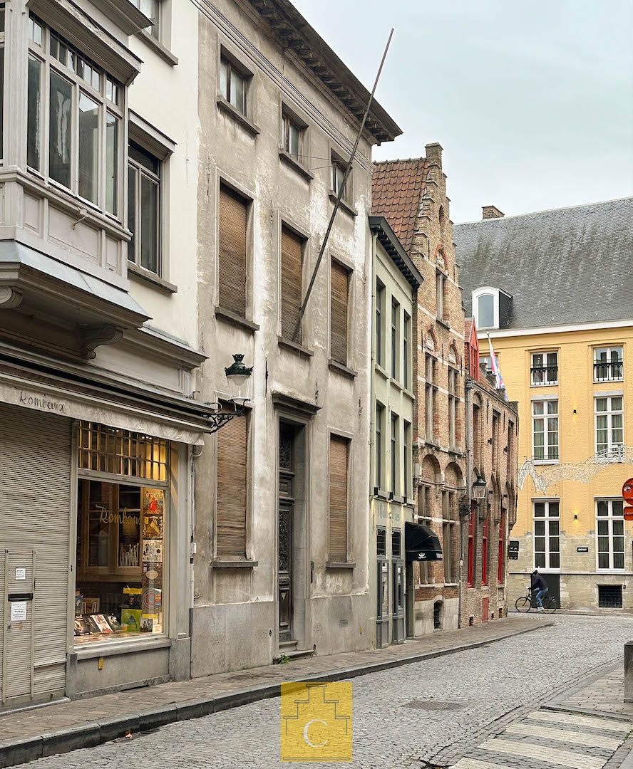 te renoveren herenhuis op topligging bij Burg en Markt foto 3